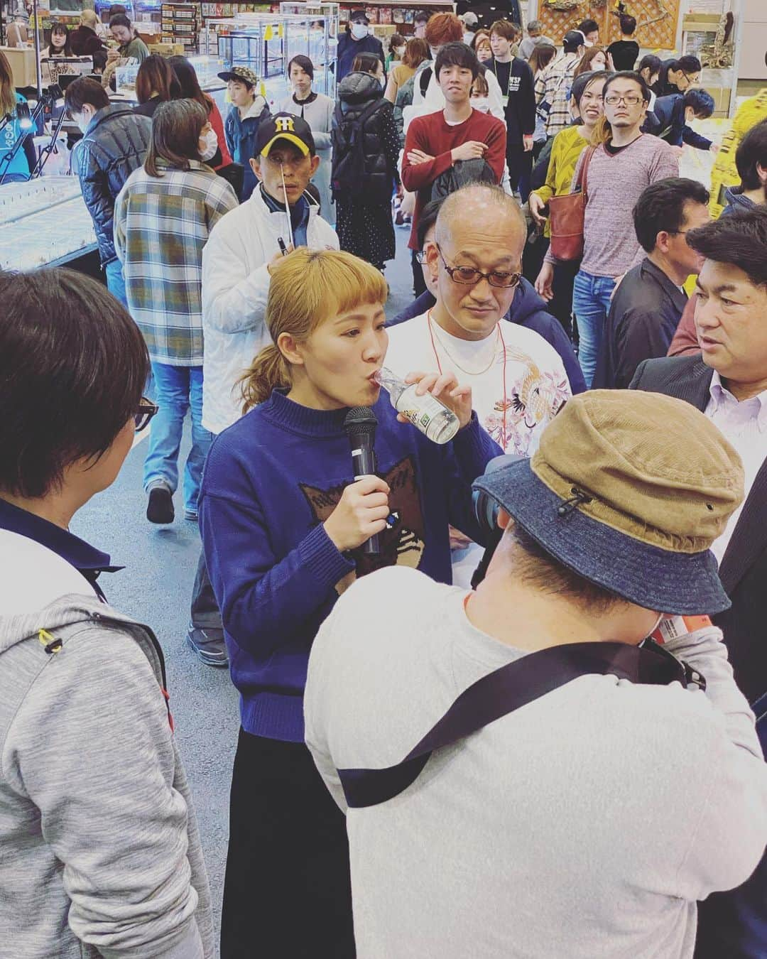 丸山桂里奈さんのインスタグラム写真 - (丸山桂里奈Instagram)「タガメ タガメ タガメー  #初体験 #タガメサイダー #おどおどろしいけど #飲めたー #たしかに味は青リンゴ #タガメを見なきゃきっともっとおいしい気が #昆虫は身体にいいみたいだけど #タガメさんさようなら #塩漬けタガメ #後味ややニガイ気持ちになる #ただまじで青リンゴ #見た目と中身は違うのね #見た目に騙されてはいけませんね #いい意味で #インスタバエ」2月4日 18時48分 - karinamaruyama