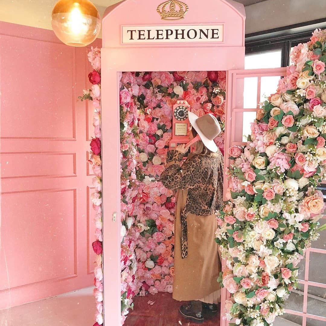 【JTB】マイトリ公式アカウントのインスタグラム：「＼今日の#マイトリ 💛／﻿ ﻿ いいね&フォローキャンペーン🎁 3月23日(月)まで開催中🥳﻿ ﻿ 💙応募方法 ①@jtb.mytripをフォロー ②キャンペーン投稿をいいね👍‼️﻿ 既にフォローいただいている方は「いいね👍‼️」のみで応募完了✨  抽選でカード型旅行券🎟 10,000円分を10名様にプレゼント🎁💕﻿ ﻿ − − − − − − − − − − − − − − − − − −﻿ ﻿ @narupi_xxさんの #韓国 #釜山 でのお写真📷🌹📞﻿ ﻿ 一面ピンク！お花！の電話ボックス😳😳📞💖﻿ 可愛すぎるフォトスポット💘🌹﻿ 実はここ外観もピンクな有名なカフェ☕️🍰﻿ 韓国にはフォトジェニックなスポットがたくさん📷✨﻿ ﻿ みんなのマイトリもcheckしてみてね💫﻿ ﻿ 🌐Korea﻿ 📍Busan / Gamcheon﻿ 🏷#coffeeithouse #甘川文化村カフェ﻿ ﻿ マイトリサイトには、海外、国内の女子旅情報をUPしています❣️URLから、是非チェックしてみてください😚﻿ ﻿ #JTB #JTBで旅したい #ライター募集 #マイトリカフェ #韓国女子旅 #ピンクカフェ #韓国旅行 #韓国旅 #韓国おすすめ #甘川文化村 #釜山旅行 #韓国フォトスポット #旅行が好き #海外女子旅 #traveler #girlstrip #旅行 #女子旅 #女子旅行 #女子カメラ #trip #フォトスポット #GirlsWhoTravel #girlaroundworlded」