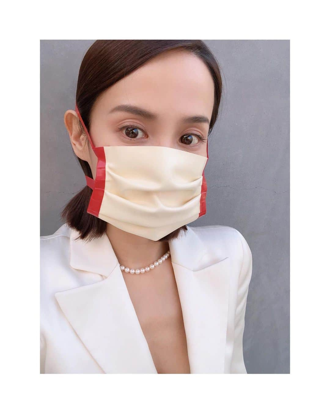 チョ・ヨジョンさんのインスタグラム写真 - (チョ・ヨジョンInstagram)「New mask fashion😐 #wmagazine」2月4日 13時24分 - lightyears81