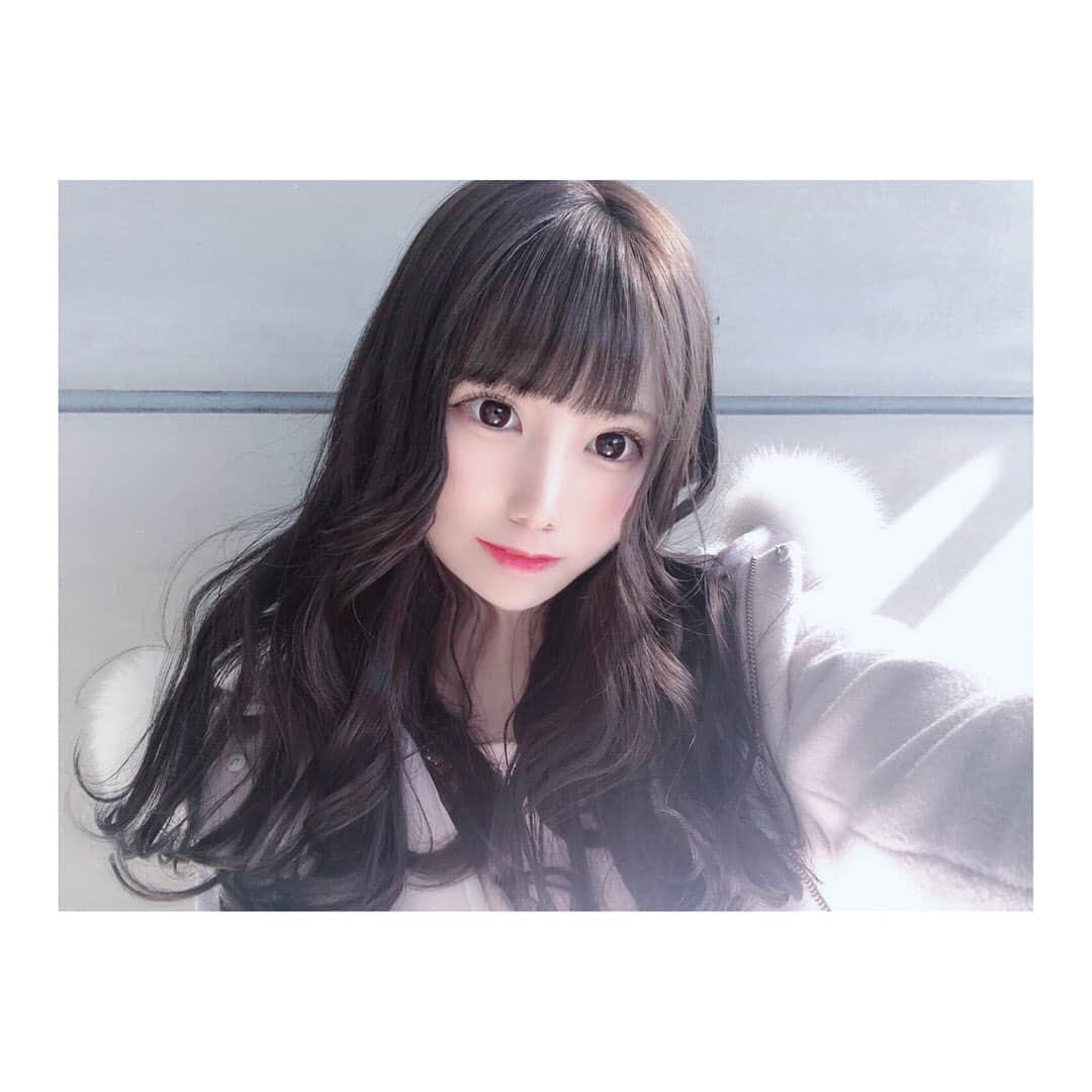 鈴木みのりのインスタグラム：「この前のストーリーに載せた質問、黒髪のが票貰えたんで黒に近くしてもらった✨アッシュグレーなんだけどちょっと暗く写ってる🙌🏻 透明感あって綺麗なカラーにしてもらいました💓 コートの色味と相性がいい✨ *  #ヘア #ヘアスタイル #ロングヘア #ロング  #ロングヘアアレンジ #ヘアサロン #ヘアカラー #ヘアアレンジ  #アレンジ #ウェーブ巻き #波巻き #サロン #アッシュグレー #アッシュ #透明感カラー #透明感  #黒髪ロング  #自撮り #自撮り女子  #ミューズ塩釜口 #haircolor #hair #hairstyle #hairsalon  #longhair #arrange #coloring」