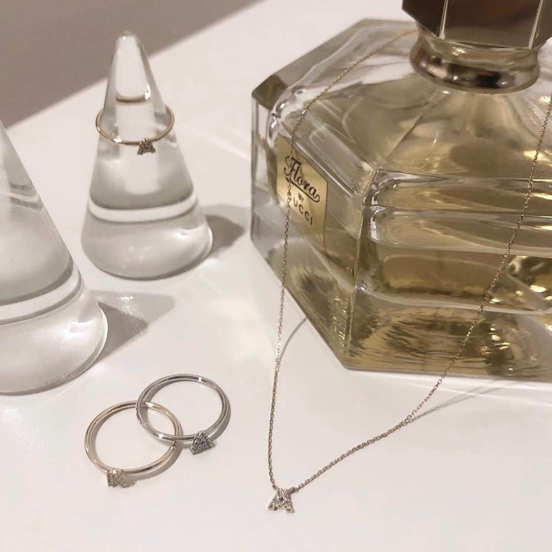 BIJOUPIKO(ビジュピコ)さんのインスタグラム写真 - (BIJOUPIKO(ビジュピコ)Instagram)「@bijoupiko_official . . . ✔︎Initial Jewelry . ビジュピコのイニシャルジュエリー💍 . . 合わせやすい華奢なデザイン。 ネックレス、ピンキーリング、ピアス それぞれ色はホワイトゴールド、イエローゴールド、 ピンクゴールドの3色ございます💐✨ . ネックレスとピンキーリングは ダイヤモンドがついていない イエローゴールドもあるので、 よりシンプルに身につけたい方にオススメです！ . . オンラインストアで販売開始したので チェックしてみてください🎁 . . . . . #ビジュピコ #bijoupiko #ジュエリー #jewelry #initialnecklace  #イニシャルジュエリー #ネックレスコーデ  #ピンキーリングリング　 #プチプラアクセサリー  #お洒落さんと繋がりたい  #日本中のプレ花嫁さんと繋がりたい」2月4日 13時48分 - bijoupiko_official