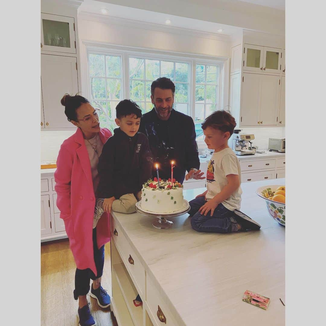 ジョーダナ・ブリュースターさんのインスタグラム写真 - (ジョーダナ・ブリュースターInstagram)「Happy Birthday to the best husband  and daddy. We love you so much our hearts burst 🥰🥰🥰🥰」2月4日 13時49分 - jordanabrewster