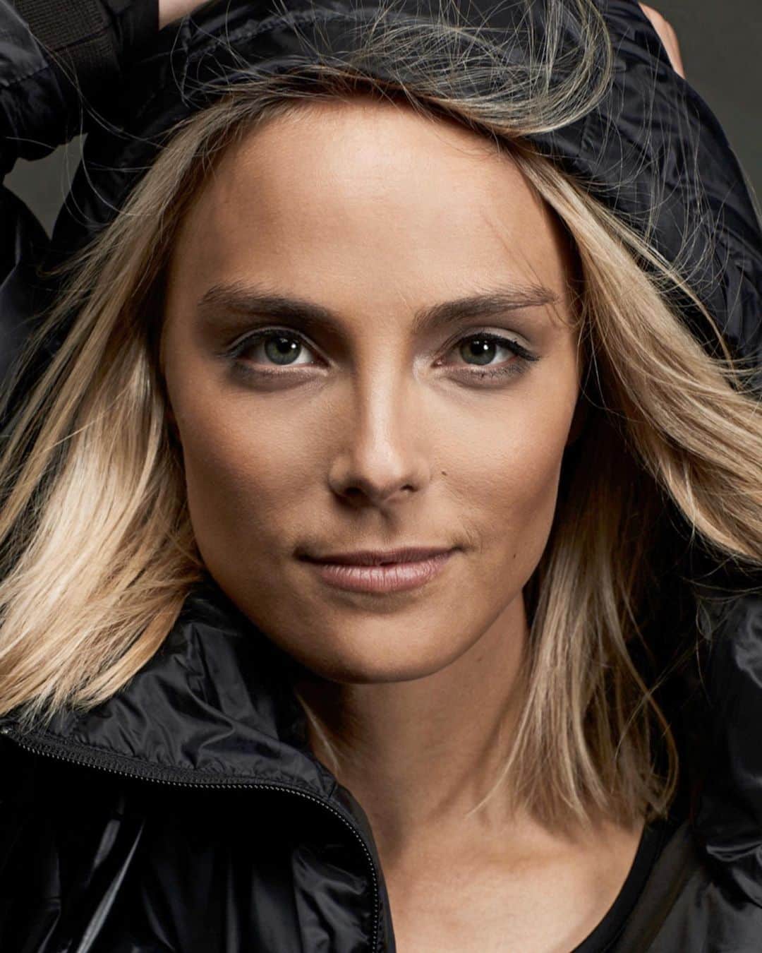 キーラ・コルピのインスタグラム：「Uusimmasta Sport-lehdestä löytyy mun haastattelu ja pätkä siitä on julkaistu myös Hesarin sivuilla. (linkki biossa) 🖤 Haastiksen aiheena on mm. epäinhimillisen urheilukulttuurin inhimillinen hinta... 🤍 Kuvat: Anna Huovinen」