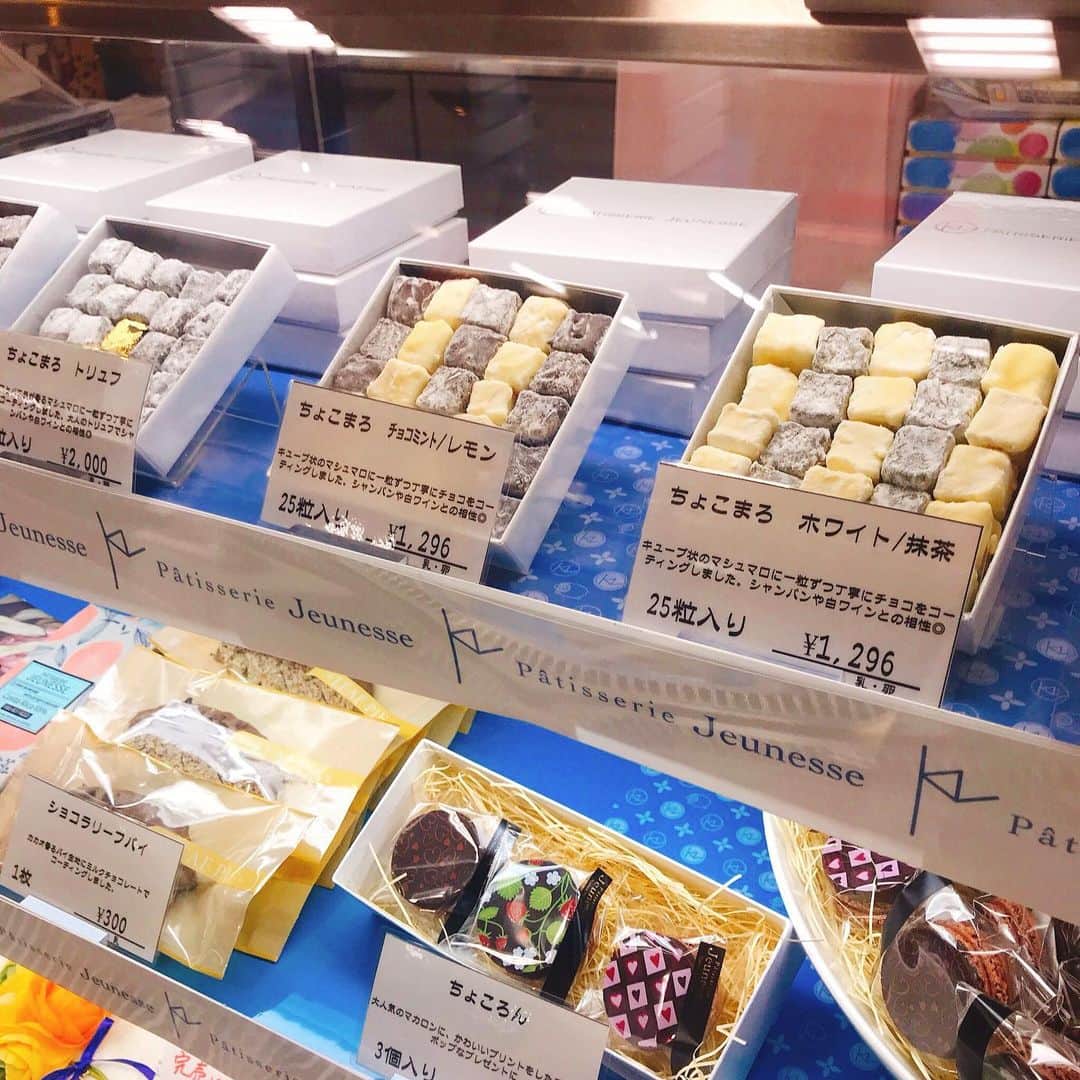 daimarusapporoさんのインスタグラム写真 - (daimarusapporoInstagram)「【愛らしいチョコマカロンと大人チョコの〈パティスリージョネス〉✨】 ﻿ ﻿ 7階バレンタイン会場より今回ご紹介するのは、豊平にある人気店〈パティスリージョネス〉のチョコレートたち😊﻿ ﻿ まずは愛らしい絵柄が目を惹くチョコマカロン「ちょころん」(写真1枚目)💕食べてしまうのがもったいない可愛さです♪﻿ ﻿ こちらは箱入り(3個入)もありますが、一つから購入できるので、プレゼント用にも自分用にもおすすめです。﻿ ﻿ ほかにも、オレンジにチョコレートをコーティングした「オランジェット」(写真3枚目)は一番人気！コーヒーや紅茶とともに、ゆっくりと味わいたい一品ですね♪ ﻿ ﻿ また、シロップ漬けしたごぼうやパプリカにチョコレートをコーティングした「ごぼうスティックショコラ」、「パブリックショコラ」も珍しくて人気があるそうです🌟﻿ ﻿ キューブ状のチョコレート「ちょこまろ」(写真4枚目)は、マシュマロにチョコレートをコーティングしたもの。イチゴやチョコミント、トリュフ味などがあり、シャンパンや白ワインとの相性もバツグンとのこと🍷✨﻿ ﻿ なかには入荷待ちの商品もありますが、これからまた登場するとのことですので、ぜひチェックしてみてくださいね😊﻿ ﻿ バレンタインに向けて、まだまだ新しいお店も登場します！お見逃しなく♪ ﻿ ﻿ ﻿ ・7階 バレンタイン特設メイン会場﻿ ・2/14(金)まで﻿ ﻿ ﻿ ﻿ ﻿ ﻿ ﻿  #パティスリージョネス  #マカロン  #オランジェット  #バレンタイン  #ショコラプロムナード  #大丸札幌」2月4日 14時15分 - daimarusapporo
