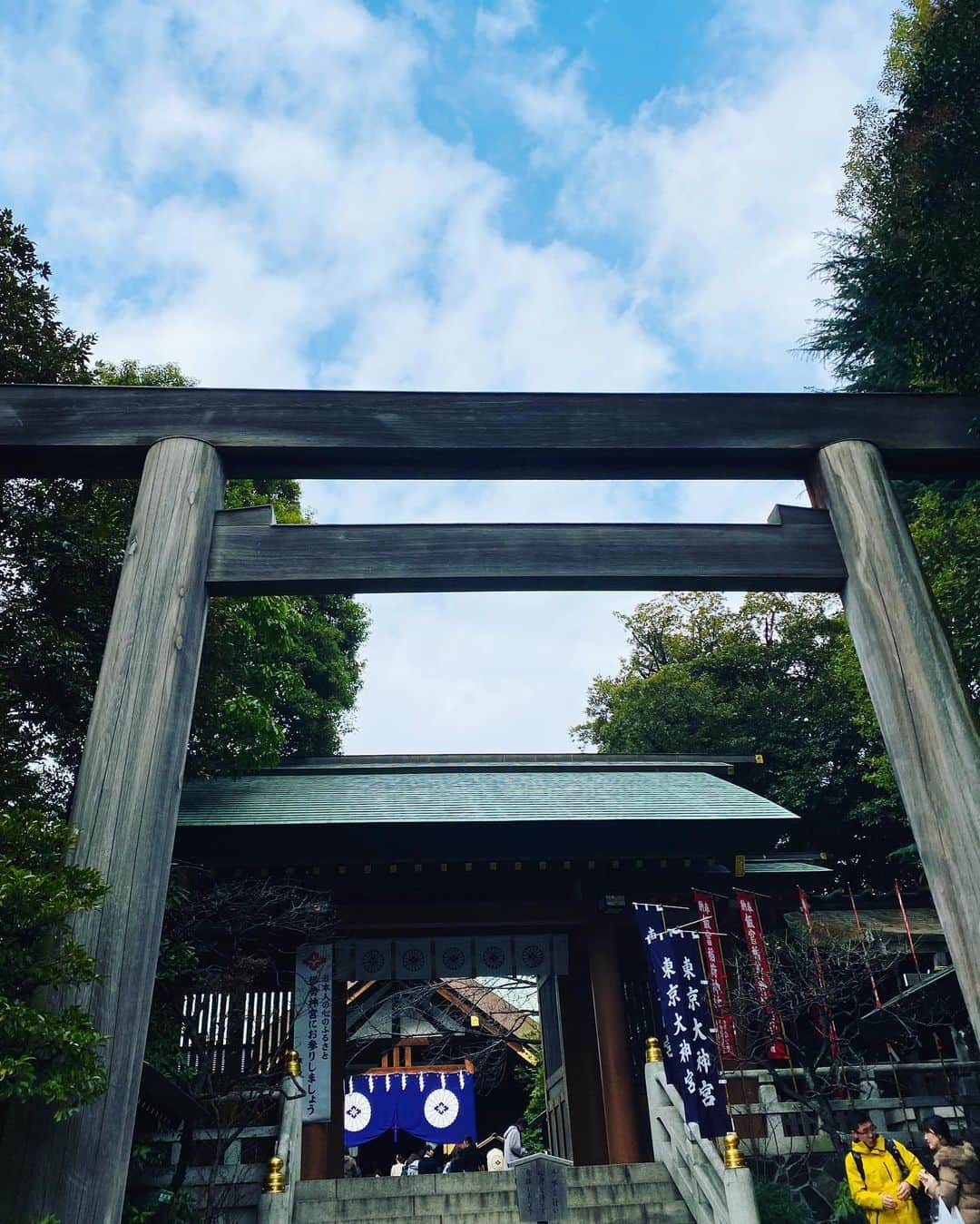 野本かりあのインスタグラム：「立春。今日からが新年と。 東京のお伊勢さん、東京大神宮に。 平日の昼間なのに、沢山の人達。 大吉も引いたし、今年は良い御縁に恵まれて 自分のやりたい事を頑張るぞ❣️と。 #東京大神宮　#御神木」