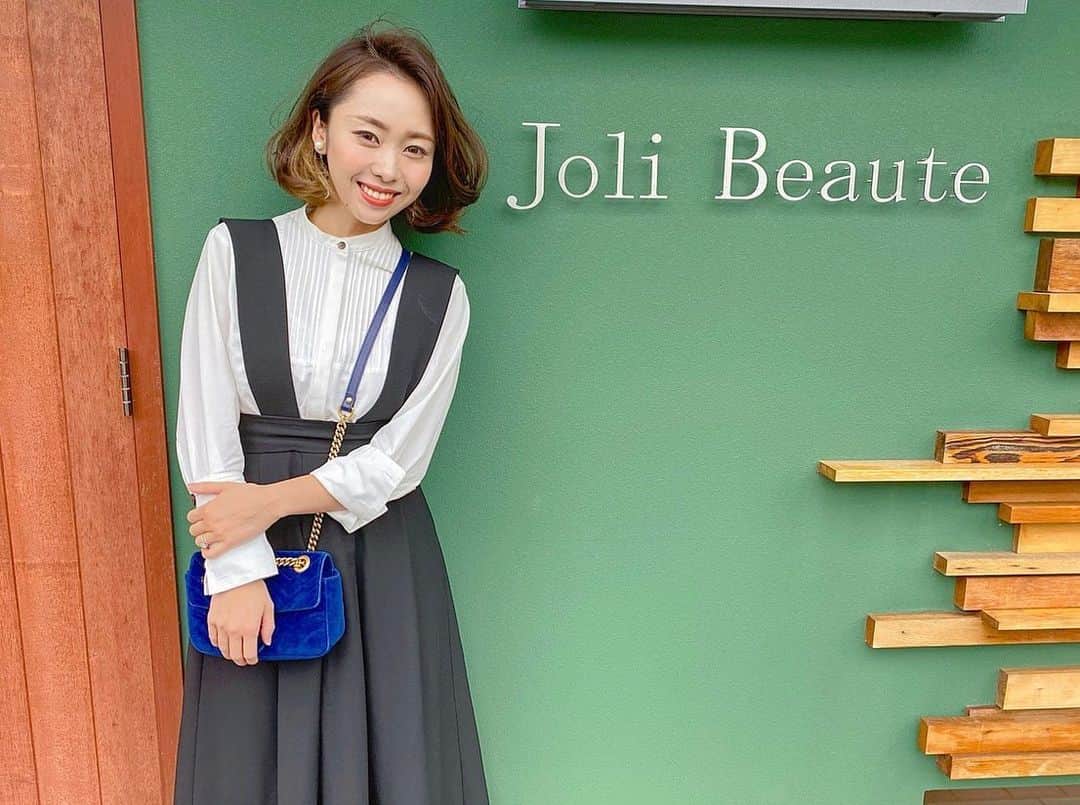 松本亜希さんのインスタグラム写真 - (松本亜希Instagram)「・ 先日、月1の自分へのご褒美 @jolibeaute.official のエステへ行ってきました❣️ この日は、ボディー60分、フェイシャル60分のコースを。 ・ フェイシャルは、新メニューの"ホワイトブレイズ"をしてもらいました🥺 シミ、シワ、くすみ、毛穴にすごく効くそう！ ソフトピーリングでシミの原因となるメラニンを含んだ余分な角質を除去しながら、肌の内側からふっくら艶を出してくれます。 ・ 本当にその言葉通り、施術後いつも以上にツヤッツヤなっててビックリした😳😳こりゃ凄い！ ・ 最近、マタニティ🤰の親友も最高に気持ち良いって言って通っているし、浮腫や肩こりなどで辛いマタニティの皆さんにもジョリボーテのエステ、本当にオススメです！！ __________________________ #jolibeaute #ジョリボーテ #エステサロン #エステ #苦楽園 #beauty #マタニティエステ」2月4日 14時46分 - m_akiron