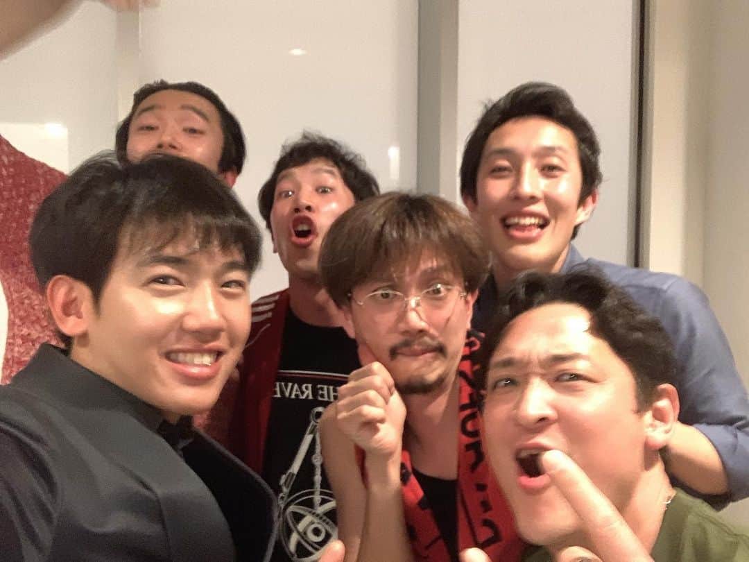 のインスタグラム：「#アルトゥロウイの興隆 ・ ジーリ役/粟野史浩さん ボウル・フック役/チョウヨンホさん オケーシー・弁護人役者/細見大輔さん ドッグズバローJr.役/古毅将也さん ギャッフルズ役/林浩太郎さん ・ 皆さんから沢山の事を教わり 皆さんから支えてもらいました ・ 2カ月間本当にありがとう御座いました ・ アルトゥロロスです ・ #kaat芸術劇場 #KAAT #神奈川 #舞台 #stage #役者 #俳優 #actor #千秋楽 #アルトゥロウイの興隆 #ブレヒト #アルトゥロロス #werise #キャスト #出演 #cast」