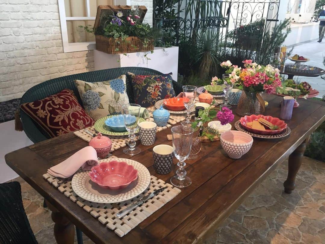 小倉優子さんのインスタグラム写真 - (小倉優子Instagram)「今年もテーブルフェスティバルに参加させていただきました✨ 今年のテーマは、テラスガーデンで家族でのんびり過ごす休日にしました😃❗️ 今年の食器は、スウェーデンのマテュースという食器をお借りしました✨✨ 東京ドームで開催中ですので、もし良かったら遊びにいらしてください😊💕」2月4日 14時50分 - ogura_yuko_0826