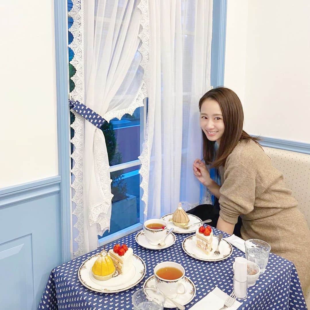 筒井萌子のインスタグラム：「* 先日、舞台の顔合わせ終わりに 世界一のショートケーキ🍰で知られる FRENCH POUND HOUSEへ行きました♪ 外装も内装もとっても可愛い◡̈♥︎ ショートケーキと。。。♡ 他のケーキも美味しそうでかぼちゃのモンブランも♡ 少し小ぶりなのでぺろっと食べちゃった𓃟ﻌﻌﻌ❤︎ 美味しかった〜♪また寄ろうっと♪ ・ 舞台『女医レイカ』チケット販売中‼️ メインキャスト看護師・白鳥清美役👩🏼‍⚕️ 2020年3月5日(木)〜8日(日) 池袋シアターグリーン BASE THEATER チケットはプロフィールページからお買い求め頂けます◡̈♥︎ お会いできるのを楽しみにしています♪♪ ・ #FRENCHPOUNDHOUSE #世界一のショートケーキ #ショートケーキ ＃ケーキ#モンブラン #稽古 #舞台 #筒井萌子 #女優 #モデル  #女医レイカ」