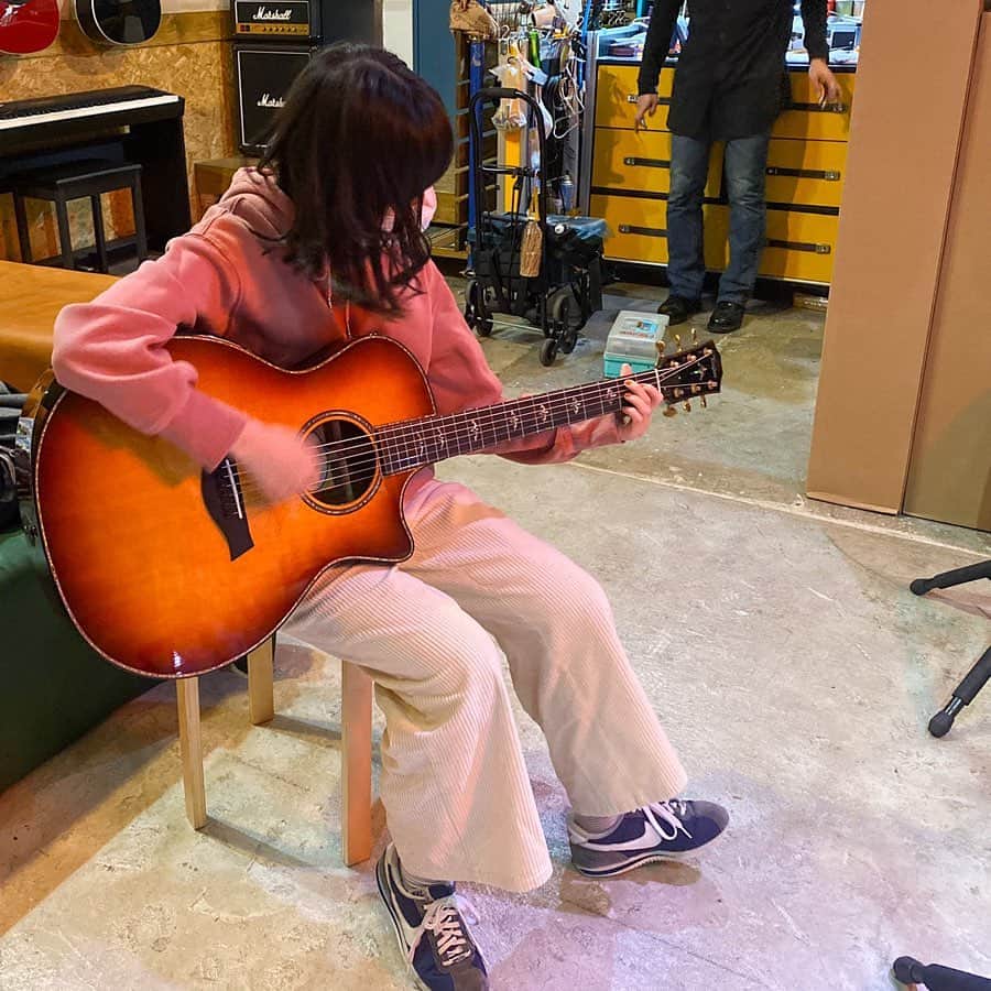 有安杏果さんのインスタグラム写真 - (有安杏果Instagram)「♪﻿ ﻿ #ギターメンテナンス #guitar ＃taylor #アコギ」2月4日 15時00分 - ariyasu_momoka_official