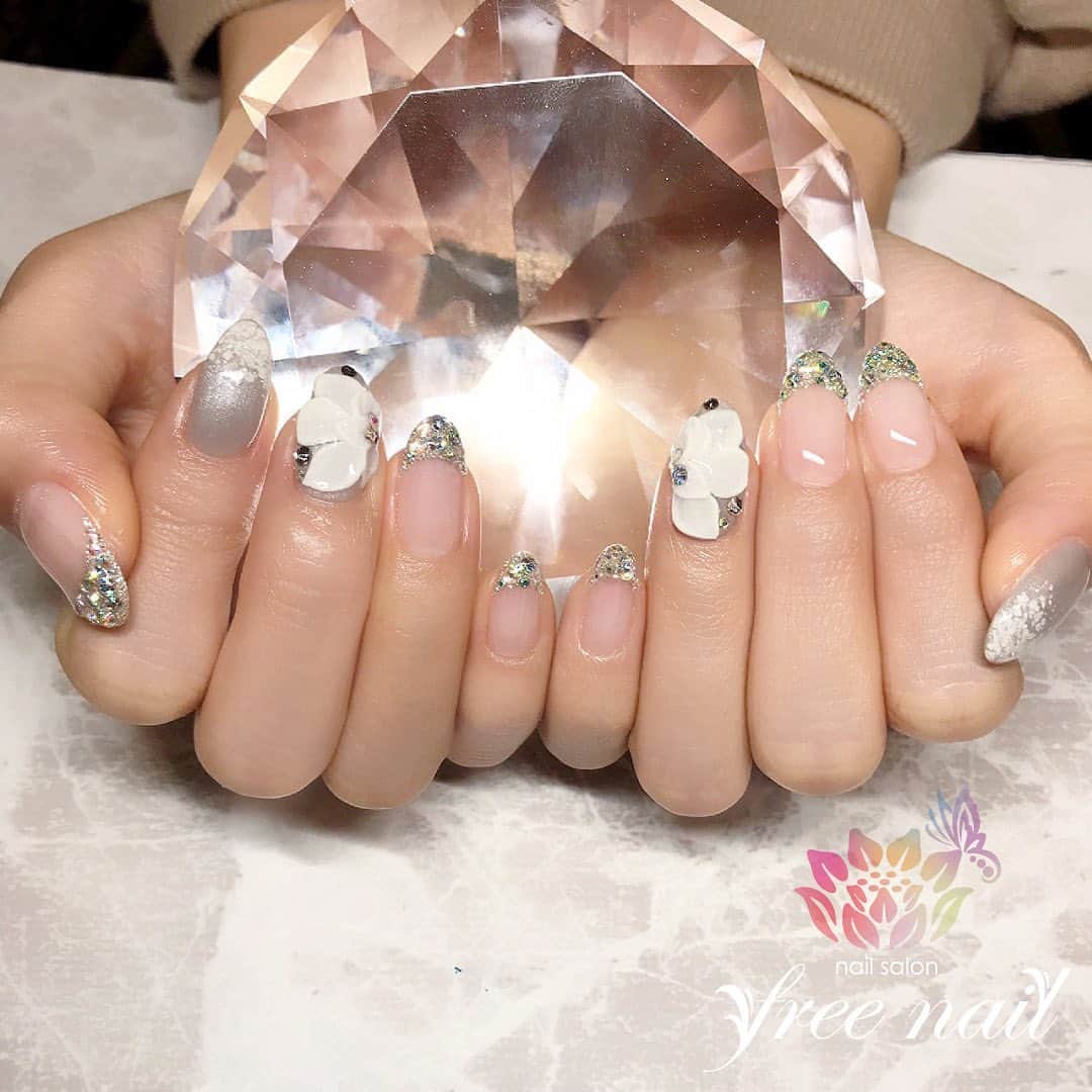 free nail フリーネイルのインスタグラム：「. お客様ネイル💅🏻⛄️✨ . ラメフレンチ💎✨ . 3Dフラワーで豪華に🌸💫 . ご来店ありがとうございました🙇🏻‍♀️🙇🏻‍♀️🙇🏻‍♀️💗 . #ネイルアート #ジェルネイル #ネイルサロン #大阪ネイルサロン #ネイルデザイン #ネイルチェンジ #フレンチネイル #ラメフレンチ #3dネイル #フラワーネイル #シルバーネイル #クリアネイル #デザインネイル #トレンドネイル #シンプルネイル #大人ネイル #冬ネイル #winternails #nailsart #nailsdid #美甲 #日式美甲 #日式美甲胶 #日本美甲师 #日本美甲老师 #美甲上课 #日本胶 #フリーネイル #freenail」