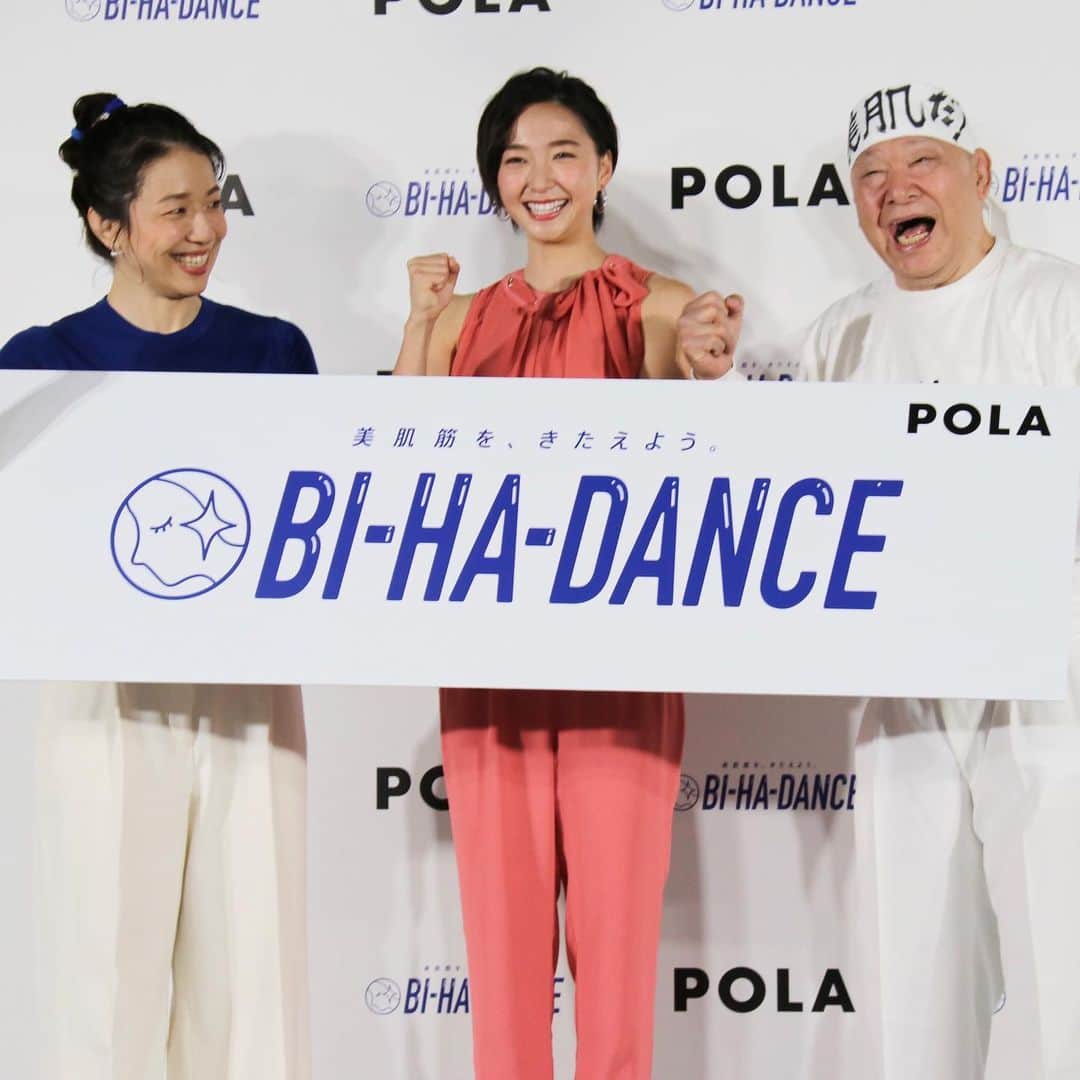 美的 Biteki's official Instagram! さんのインスタグラム写真 - (美的 Biteki's official Instagram! Instagram)「ポーラが美肌のための画期的な体操「BI-HA-DANCE」を開発！  新体操日本代表「フェアリージャパンPOLA」が、身体作りのために行っているメソッドを取り入れた「BI-HA-DANCE」。ローンチイベントには、元新体操日本代表の #田中琴乃 さんと #畠山愛理 さん、さらに #アニマル浜口 さん と #浜口京子 さん親子が駆けつけました！  実は筋肉量が多い人ほど、シミやシワが少ないんだそう！　運動を習慣化することで、美肌に近づくことはもちろん、自己肯定感の向上やストレス低減作用も期待できるとか…！　そこで日常的に取り入れられる体操として考案されたのが「BI-HA-DANCE」。特別な器具類は何もいりません。「歯磨きの時とか、日常生活の中に取り入れてもらって、みなさんと美肌になれたらと思います」とアンバサダーの畠山さん。  イベントでは畠山さんとゲスト・浜口京子さんのトークセッションがあり、浜口さんが畠山さんのツルツル美肌に「キレ～イ！」と感嘆。一緒に体操を実演し、終わった後は短い時間ながら肌ツヤがUP。浜口さんは「美肌になったら？」という質問に「憧れの運命の人と結ばれたい❤」と会場を沸かせました。さらに途中から応援に駆けつけたアニマル浜口さん。「美肌だ〜！」を10連発して、美肌を目指すすべての人にエールを送ってくれました！ . 「BI-HA-DANCE」はPOLAオフィシャルHP・オフィシャルYouTubeで見ることができます。フェアリージャパンPOLAのような、スラリとしたヘルシーBODYを目指しちゃいましょう❤︎ #POLA  #ポーラ #BIHADANCE  #体操　#ダンス　#美肌　#筋肉　#運動 #美容　#美容好きの人と繋がりたい　#畠山愛理　#浜口京子　#アニマル浜口　#美的　#bitekicom」2月4日 15時13分 - bitekicom