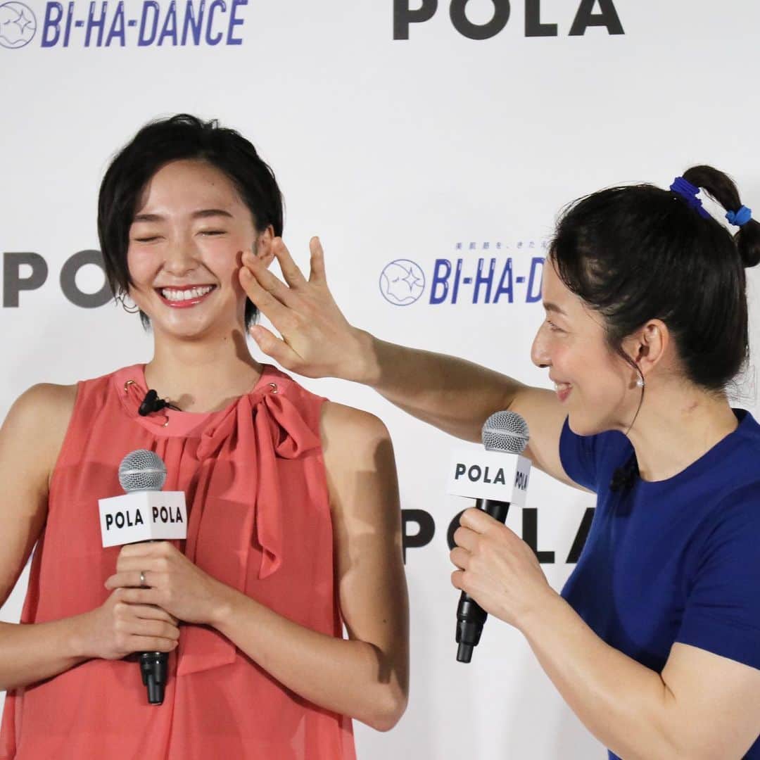 美的 Biteki's official Instagram! さんのインスタグラム写真 - (美的 Biteki's official Instagram! Instagram)「ポーラが美肌のための画期的な体操「BI-HA-DANCE」を開発！  新体操日本代表「フェアリージャパンPOLA」が、身体作りのために行っているメソッドを取り入れた「BI-HA-DANCE」。ローンチイベントには、元新体操日本代表の #田中琴乃 さんと #畠山愛理 さん、さらに #アニマル浜口 さん と #浜口京子 さん親子が駆けつけました！  実は筋肉量が多い人ほど、シミやシワが少ないんだそう！　運動を習慣化することで、美肌に近づくことはもちろん、自己肯定感の向上やストレス低減作用も期待できるとか…！　そこで日常的に取り入れられる体操として考案されたのが「BI-HA-DANCE」。特別な器具類は何もいりません。「歯磨きの時とか、日常生活の中に取り入れてもらって、みなさんと美肌になれたらと思います」とアンバサダーの畠山さん。  イベントでは畠山さんとゲスト・浜口京子さんのトークセッションがあり、浜口さんが畠山さんのツルツル美肌に「キレ～イ！」と感嘆。一緒に体操を実演し、終わった後は短い時間ながら肌ツヤがUP。浜口さんは「美肌になったら？」という質問に「憧れの運命の人と結ばれたい❤」と会場を沸かせました。さらに途中から応援に駆けつけたアニマル浜口さん。「美肌だ〜！」を10連発して、美肌を目指すすべての人にエールを送ってくれました！ . 「BI-HA-DANCE」はPOLAオフィシャルHP・オフィシャルYouTubeで見ることができます。フェアリージャパンPOLAのような、スラリとしたヘルシーBODYを目指しちゃいましょう❤︎ #POLA  #ポーラ #BIHADANCE  #体操　#ダンス　#美肌　#筋肉　#運動 #美容　#美容好きの人と繋がりたい　#畠山愛理　#浜口京子　#アニマル浜口　#美的　#bitekicom」2月4日 15時13分 - bitekicom