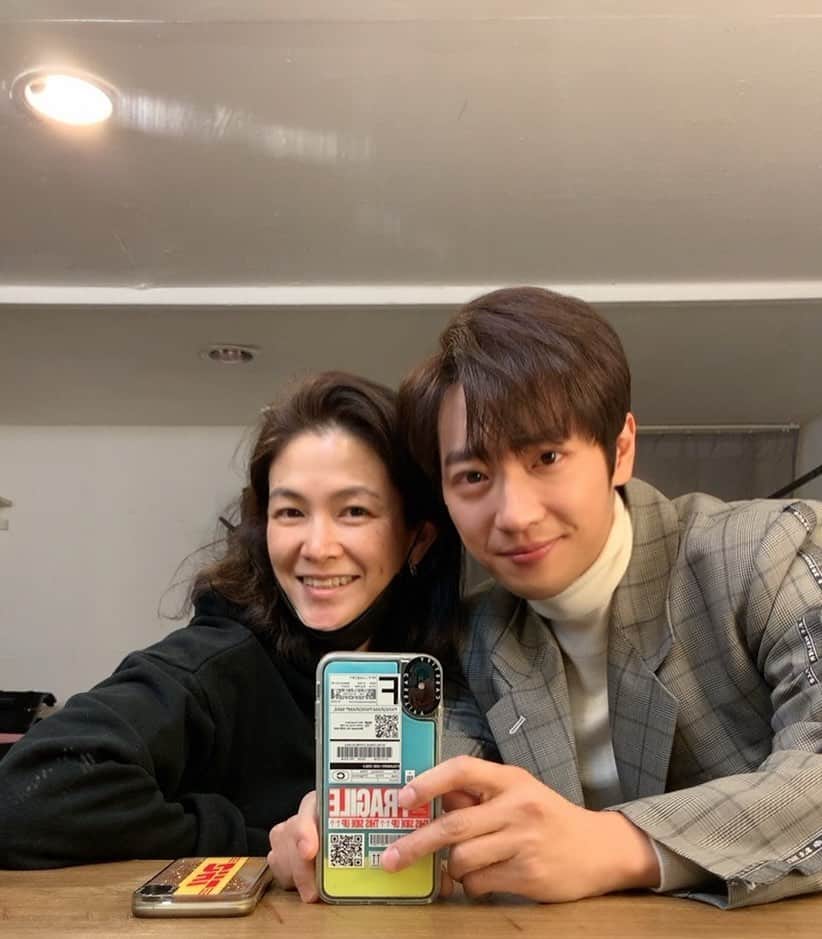 イ・サンヨプのインスタグラム：「나의 서정은 누나와 나름 커플 폰케이스😂 #굿캐스팅 포스터 촬영날」