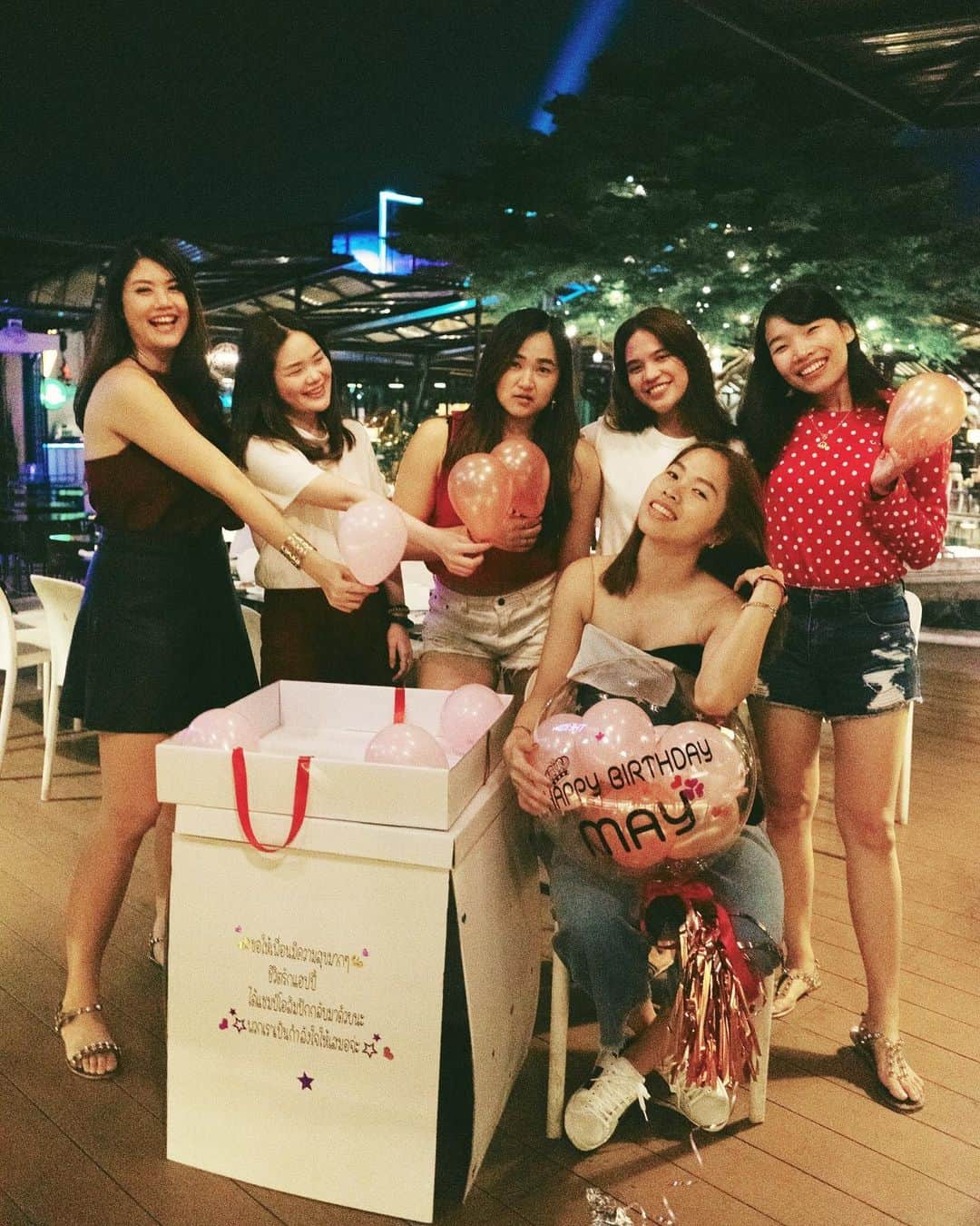 ラチャノック・インタノンのインスタグラム：「แด่วันเกิดปีนี้ มีความสุขมากเว้ยยเพื่อน ที่ได้เลี้ยงพวกแกและอีกอย่าง นานละเนาะที่เราไม่ค่อยได้เจอกาน นัดทีนัดเป็นเดือนเลย ขอบคุณมากเลยยนะที่ทำให้วันเกิดเก๊ามีความหมายแต่ไม่มีหมายความ 55555 (ปัญญาอ่อนเนาะ) เราขอให้แกมีแต่สิ่งดีๆเข้ามา หน้าที่การงานไปได้ดี พบเจอแต่คนดีๆ ขอให้พรที่อวยยยให้กลับไปยังพวกแกน้าา รักมากมายยย สู้ๆ ไว้เจอกันทริปหน้า ครั้งหน้ากลับดึกกว่าเดิมแน่นวลลล แบร่ๆ 🤪♥️🤎♥️ #prebirthday #bestfriends」