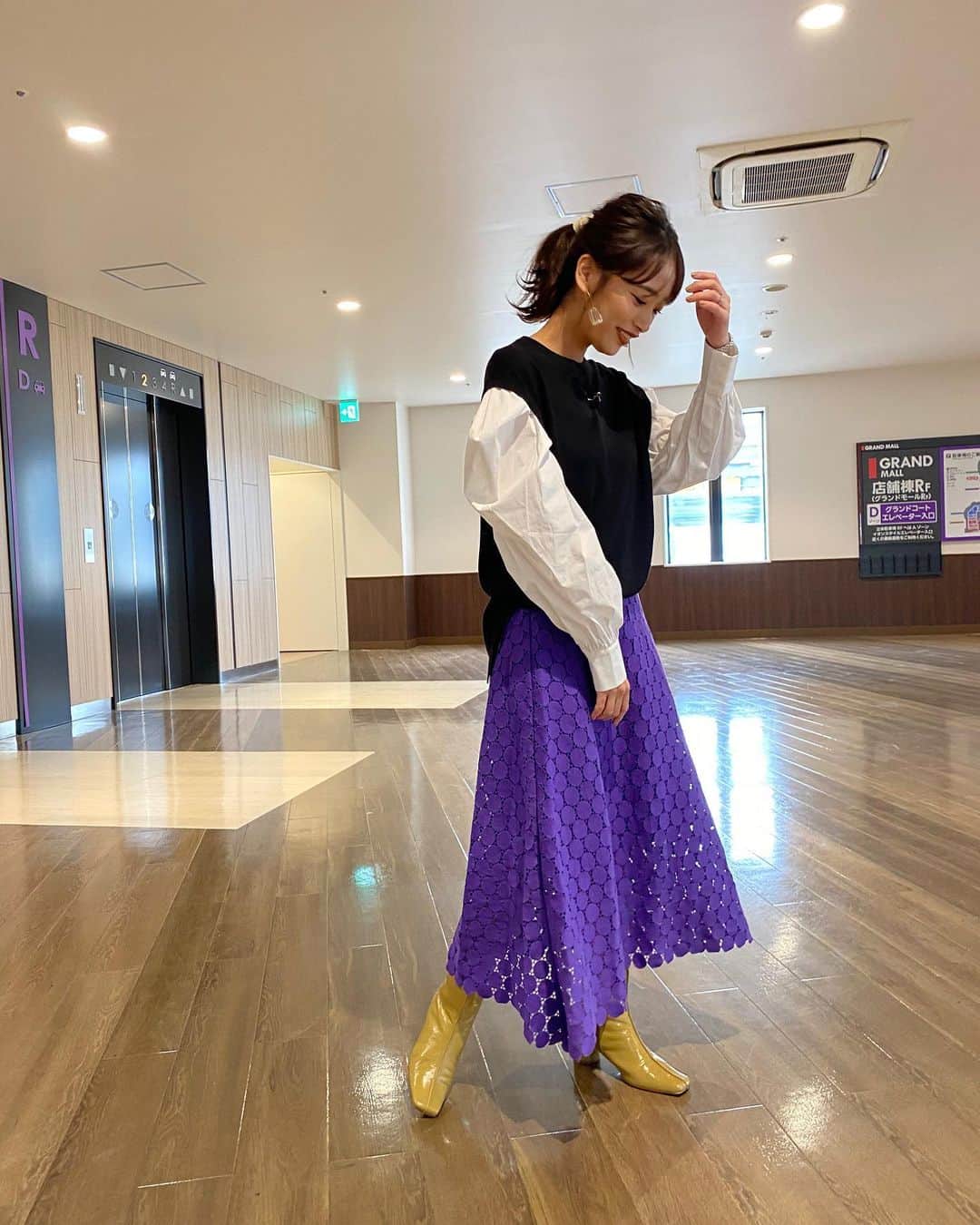 近藤千尋のインスタグラム：「今日のヒルナンデスオンエア衣装です💕 告知忘れていてごめんなさい😭🙏 トップスのパフスリーブが とっても素敵でした❣️☺️ 来週の火曜日も出ますので、 是非ご覧ください❤️❤️ #コーデバトル #ヒルナンデス」