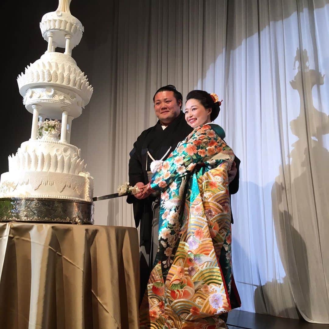 のインスタグラム：「この前の土曜日、お部屋の豊山関の結婚披露宴に行ってきました😆 幸せ満開のお2人を見て、とっても幸せな気持ちなりました♥️ 奥様もキレイでした～🥰 ちなみに豊山関は4500ｇくらいで誕生されたみたいですよ😙 さすが、ビッグベイビー👶🏻 改めて、関取のお母さんも尊敬しました😋 楽しかった～🎶🎀 おめでとうございます💍 #豊山関 #結婚披露宴」
