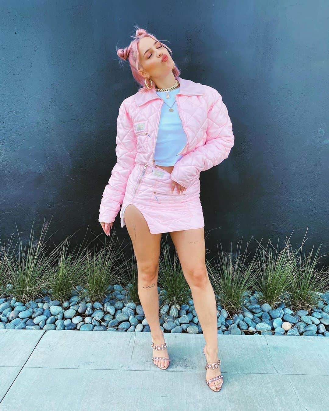 のインスタグラム：「【Anne Marie】 新しい髪型に合わせて全身ピンクコーデで登場💖 ✨ 両方ガーリーとクールなコーデを着こなせちゃうアン・マリー😍 ✨ そんな彼女の最新曲「Birthday」が今週の金曜日にリリースされます‼️ ✨ お楽しみに😆💕 #annemarie #pink #birthday #アンマリー #ピンク #バースデー #新曲 #洋楽」