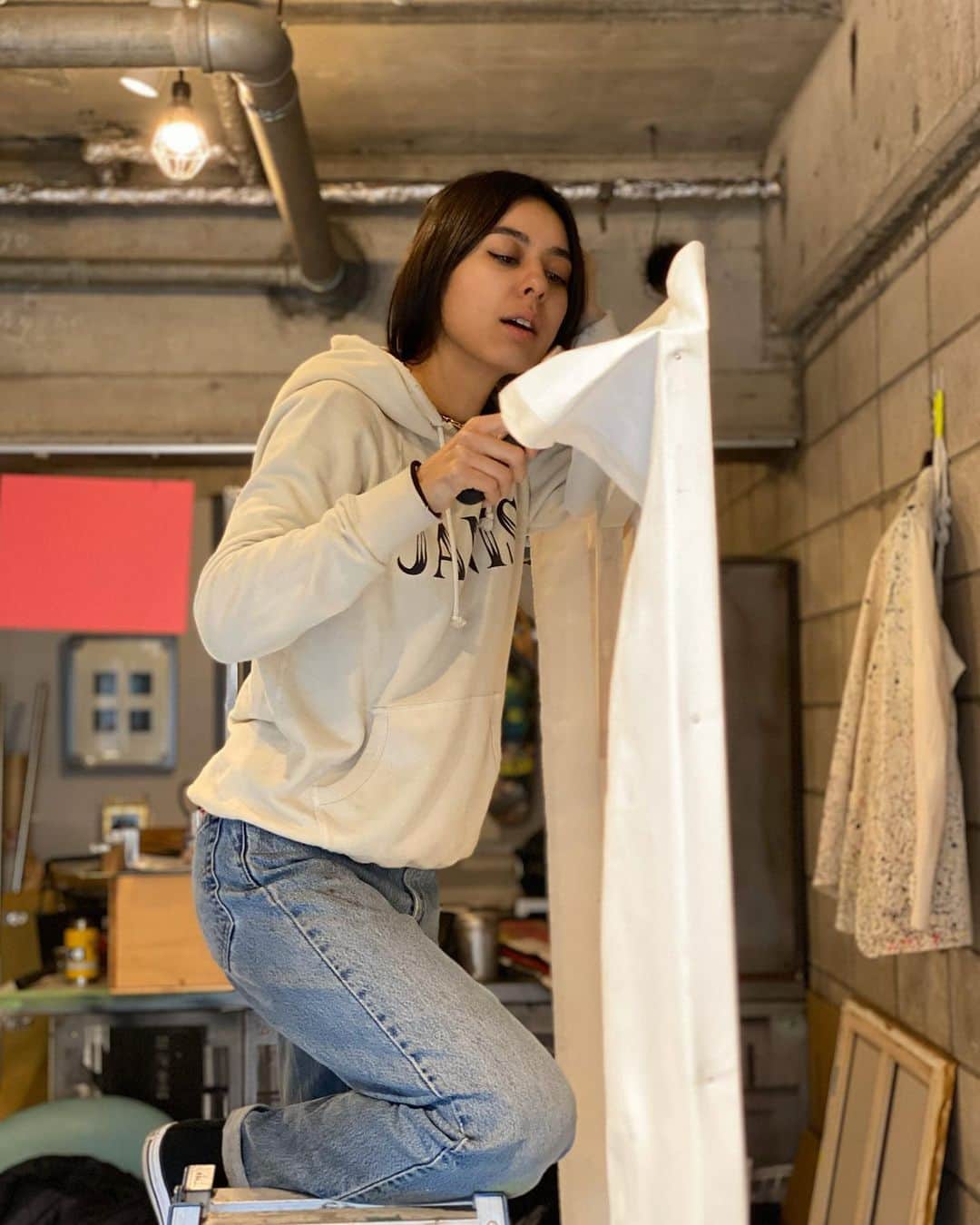 MiChiのインスタグラム：「Stretching Canvas for my next big project 🔥🔥🔥 今日は次のプロジェクトの為にキャンバスの準備❤️ #artist#artistlife#art#canvas#artstudio#tokyoartist 📷// @kaoruphotos」