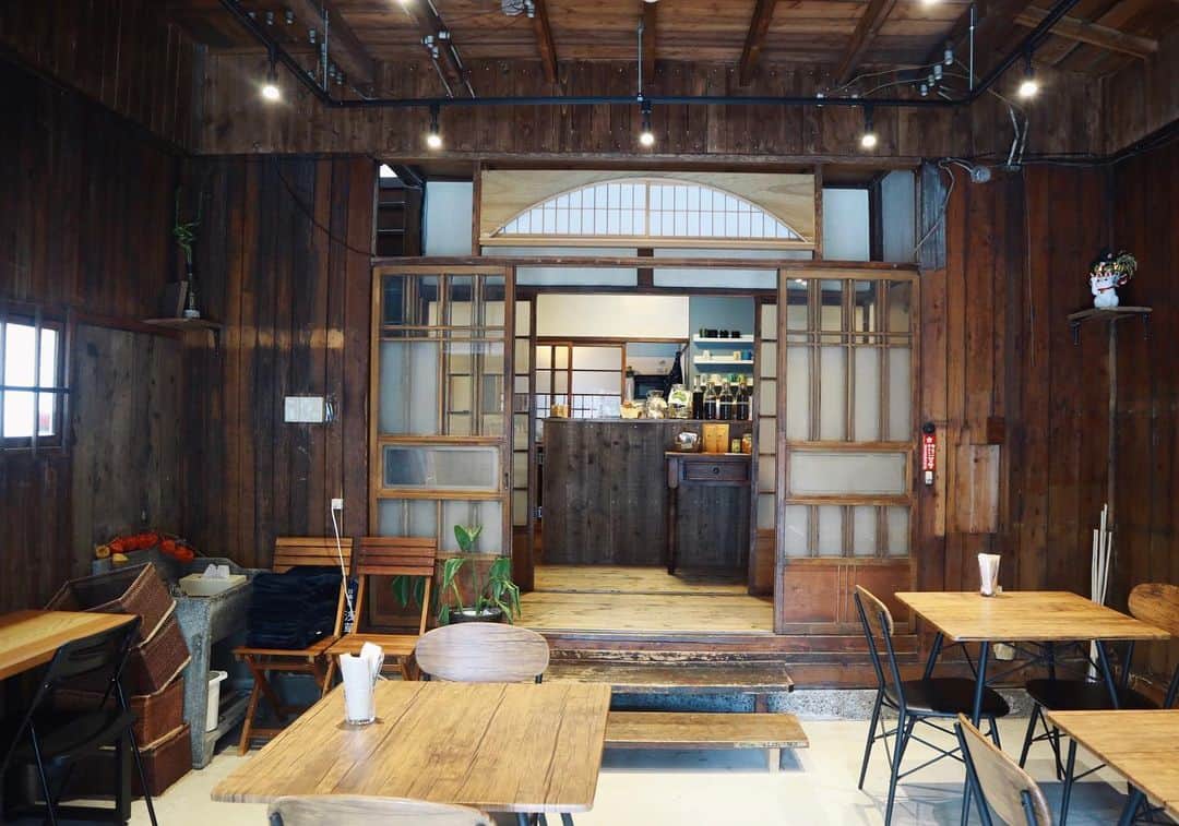 石井輝明さんのインスタグラム写真 - (石井輝明Instagram)「浅草橋。 せっかくYouTubeのチャンネルをつくってるから、何か新しく始めようかと思ってます。 重い腰を上げるか。  #葉もれ日 #cafe #coffee #カフェ #東京カフェ #浅草橋カフェ #蔵前カフェ #カフェ芸人 #とりあえず何でもやってみようかと思う #うまくハマれば儲けもん #ハマらなくても損はないし #重い腰を上げないと #重いのは腰だけじゃない #手も足も胸も頭も全部重い #全重 #全軽になりたい」2月4日 15時33分 - comandanteishii