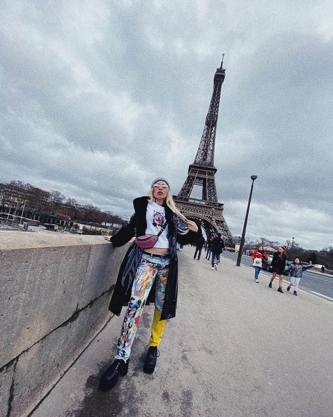 ワーナーミュージック・ジャパン洋楽さんのインスタグラム写真 - (ワーナーミュージック・ジャパン洋楽Instagram)「【Ava Max】 エイバ・マックスがパリのランドマークであるエッフェル塔の前で記念撮影 🇫🇷🤩 ✨ パリを満喫しているようですね🥰 ✨ そしてファッション界でも活躍しているエイバ❣️ ✨ 彼女の着る洋服はどれも本当におしゃれ😍 #avamax #Paris #fashion #エイバマックス #パリ #ファッション #洋楽」2月4日 15時34分 - warnermusicjp_intl