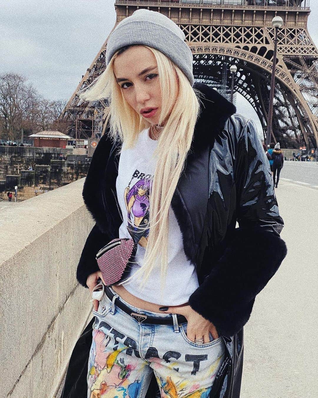 のインスタグラム：「【Ava Max】 エイバ・マックスがパリのランドマークであるエッフェル塔の前で記念撮影 🇫🇷🤩 ✨ パリを満喫しているようですね🥰 ✨ そしてファッション界でも活躍しているエイバ❣️ ✨ 彼女の着る洋服はどれも本当におしゃれ😍 #avamax #Paris #fashion #エイバマックス #パリ #ファッション #洋楽」