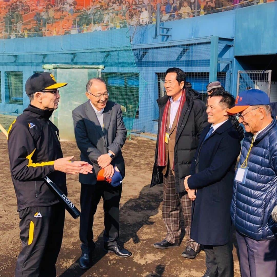 野村忠宏さんのインスタグラム写真 - (野村忠宏Instagram)「先日、ソフトバンクホークスのキャンプを見学させてもらいました。ご挨拶させていただいた、王会長や工藤監督が野球のこと、東京オリンピックに向けての想い、色々お話してくださいました。中畑さんもいつもニコニコ気さくな感じで、贅沢な立ち話となりました😊 競技や年齢は違えど、勝負の世界で生きてきたアスリートとして、皆さんが敬意を持って接してくださいます。 本当にありがたいことです🥋 #福岡ソフトバンクホークス #宮崎キャンプ #工藤公康 #王貞治 #中畑清 #野球 #柔道 #敬意 #感謝 #野村忠宏」2月4日 15時42分 - nomura60kg