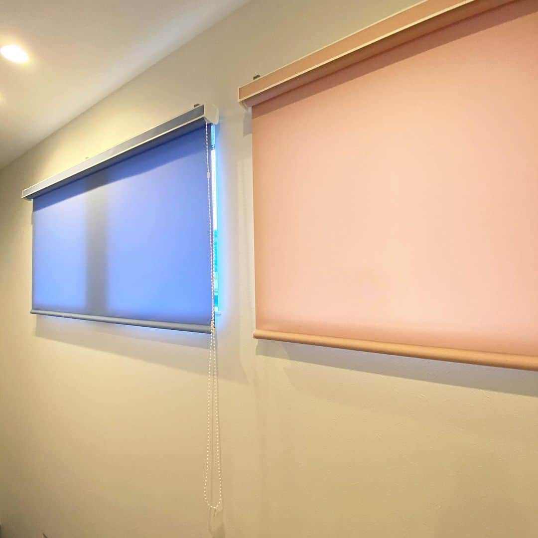 インテリアショップ メルサさんのインスタグラム写真 - (インテリアショップ メルサInstagram)「階段の側壁に ロールスクリーンを取付けさせて頂きました。 こちらのシリーズは カラーラインナップが全30色。 今回は色のトーンを合わせた2色使いを。 色の組み合わせ方で 窓廻りのイメージが随分と変わります！  #ロールスクリーン  #ラルクシールド #タチカワブラインド #新築 #リフォーム #リノベーション #インテリアコーディネート #Merusa #豊岡 #兵庫」2月4日 16時03分 - merusa_interior