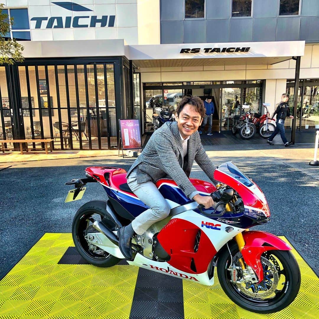 脇阪寿一さんのインスタグラム写真 - (脇阪寿一Instagram)「モトGPマシンにそのままナンバーをつけたバイク HONDA RS 213V- S 2190万円　もう売ってません！ 感激です。 安川さんありがとうございました。  #rstaichi #honda #rc213vs  #バイク小僧」2月4日 16時12分 - juichiwakisaka