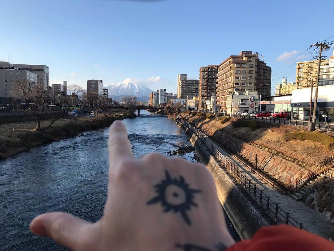JIGEN のインスタグラム：「急遽帰省。久々に味わう流石の寒さに痺れている。」