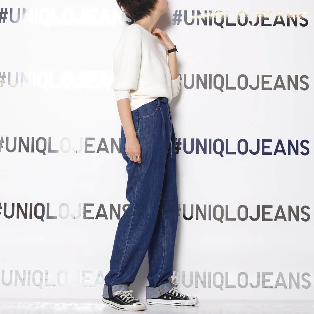 ak_m1120さんのインスタグラム写真 - (ak_m1120Instagram)「先日、 @uniqlo のデニム試着会に参加させていただきました。 オールUNIQLOコーデ☺︎ . . . 1枚目→#ベルテッドプリーツジーンズ  2枚目→#スラウチテーパードアンクルジーンズ  ダメージタイプ 3枚目→#スラウチテーパードアンクルジーンズ . . . すべて丈長めを着用しています☺︎ すでに店頭に並んでいるアイテムなので、是非チェックしてみてください♡ （丈長めはオンライン、大型店限定） . . で、1番最後がプレスルーム入口に飾ってあったお花！！ すごく豪華でキレイでした🥺❤️ . . . . . #fashion #code #uniqlo #uniqlou #uniqlo2020ss #uniqlojeans #uniqloginza #locari #uniqloコーデ #ユニクロ #ユニデニ #ユニデニ族 #上下ユニクロ部 #ママコーデ #ママファッション #カジュアルコーデ #スニーカーコーデ #wear更新」2月4日 16時22分 - ak_m1120