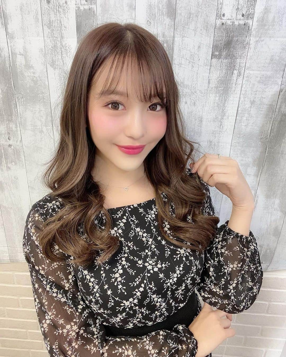 のインスタグラム：「. 今日はお休み💘 . アンクロス渋谷店　@ankhcross_shibuya でエクステ付けてもらったよ😘 サラサラで最高💋 . 担当してくれたのは まさきさん @masaki_ankhcross  まさるさん @masarusaito0  ありがとうございました😚✨👏 . COCOちゃんのインスタみたよで割引あるので行ってみてね〜😘 .  #ロアエクステジョーカー #アンククロス渋谷 #エクステ　#アンクロス」