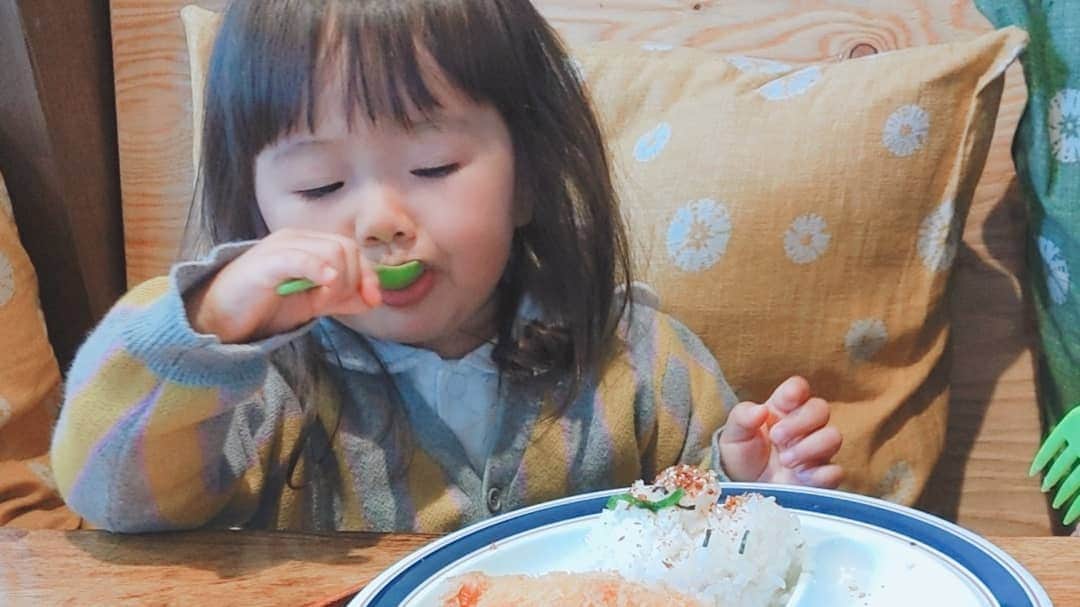 吉村美樹さんのインスタグラム写真 - (吉村美樹Instagram)「今日は、もうすぐ２歳になる娘のため、そしてレパートリーの少ない自分のために（笑）『２歳からのごはん講習会🍚』へ参加してまいりました☺これからの時期に大切な栄養のこと、歯のケアのこと、そしていくつか新しいレシピも教えていただきました。感謝。帰りは３人で、定食屋さんでランチ♡おそろいのお洋服とコンバースでしあわせな母なのでした。お友達ママにも会えて嬉しかったね🎎 #日々勉強 #新米ママ #新米母ちゃん #１歳１１ヶ月 #もうすぐ２歳 #２歳からのごはん講習会 #レパートリー #ワンパターン #母ちゃん頑張る #サトルジャパン #モデル #ママモデル #吉村美樹 #🍚 #おそろいコーデ #親子コーデ」2月4日 16時35分 - yoshimuramiki0911