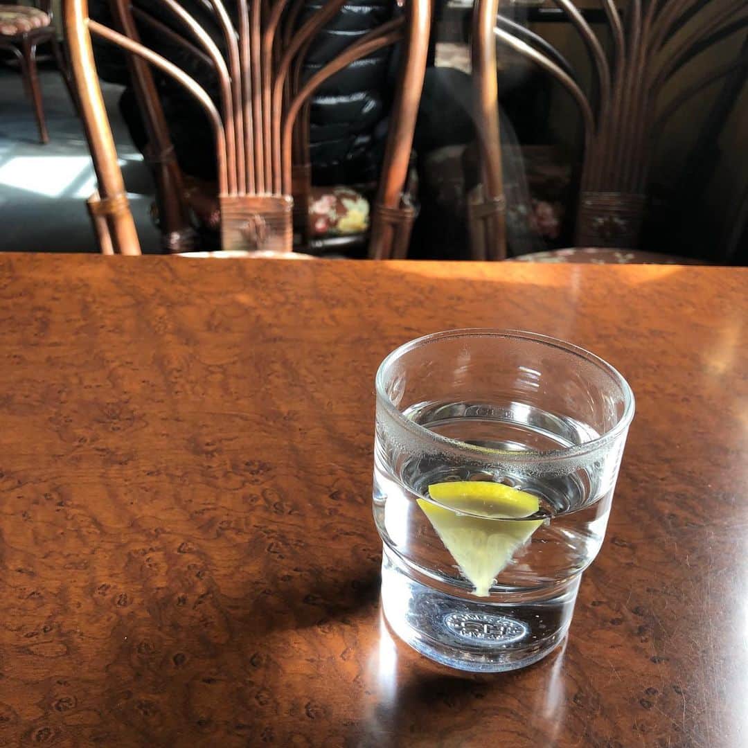 能町みね子さんのインスタグラム写真 - (能町みね子Instagram)「#喫茶メモ 福山多治米 月光/ ミルクセーキ不明/ 福山で絶対行きたかったところ。看板、円窓、最高。52年やってるとか。今の2代目ママさんは広島から週の半分来ている状態なので、水〜土しか開いてない。お水ではなくレモン入りの白湯が出てきて、やさしくてうれしい。宣伝とかできないからどんどん写真撮って上げていいと言われましたので、遠慮なく…。昔は「別室」でお見合いなんかもやっていたそうです。」2月4日 16時36分 - nmcmnc