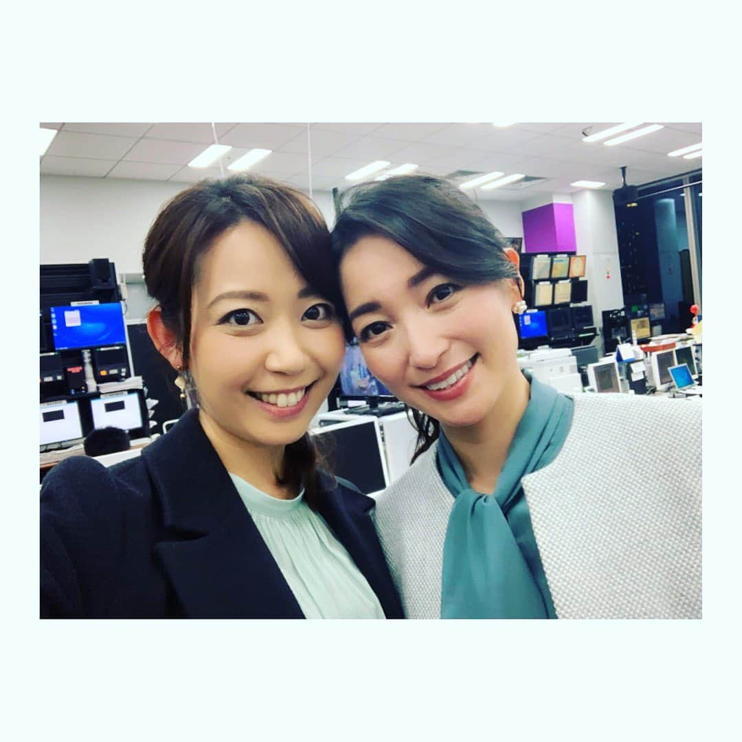 須黒清華のインスタグラム：「大江さんお帰りなさい♡ . 変わらず美しくてあったかい笑顔を見てほっとしました〜✨ 昨日のOAは外から中継だったので、早速離れ離れでしたが…😭 衣装はリンクしてました〜♡ . #wbs #ワールドビジネスサテライト #大江さん 今週から復帰です✨」