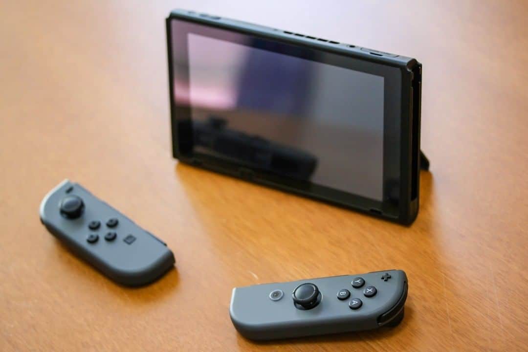 斧口智彦のインスタグラム：「Switch、5枚目。テーブルモード。  #写真好きな人と繋がりたい #物撮り#ニンテンドーSwitch#Switch#ゲーム#任天堂#game」