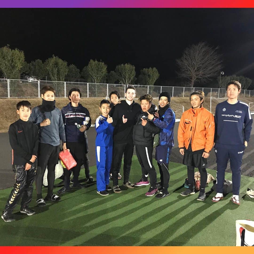 のインスタグラム：「.Daiwa熊本サッカー部 . 今日の練習にお客様が☆☆ 大津高校と翔陽高校の英語の先生👨‍🏫 名前は【スティーブン】24歳 ビケメンもタジタジのイケメン‼︎‼︎‼︎‼︎ . 日本語勉強中との事でSiriに助けを求めないと会話が、、、、。 外国人とのサッカープレーはなかなか出来ない体験なので、凄く楽しい練習でした。 . みんな同年代だから意気投合するのが早いよねぇ〜❗️ . LINE交換したし、、、誘おうかな♡ #株式会社ダイワ #ビケメン #足場魂 #大津町 #スポ森 #サッカー #社会人 #人工芝 #外国人 #アメリカ #DAIWA熊本」