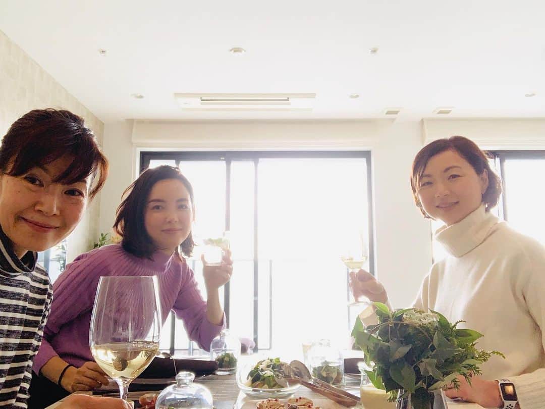 吉村美紀のインスタグラム：「前に通っていたお料理教室のチャコ先生の素敵ハウスにお邪魔しました！ チャコ先生に会うのは何年ぶり？ とても美味しいランチを振舞っていただき幸せでした^_^  テーブルコーディネートやお皿など素敵すぎました💕  #お料理教室 #チャコ先生 #女子会 #ワインに合うお料理 #優雅な時間」