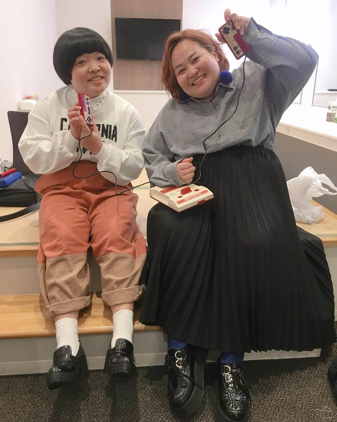 おかずクラブのインスタグラム：「過去Pic📸 こんちわ！ スタイリストのアユミです！ ここ最近サボりまくってたので、一気にアップしちゃう！ もちろん昨年の物もある。 許してくんろ。  1枚目〜 オカリナ⭕️ オレンジ×ベージュ切り替えパンツ👉🏻merlot @merlotcamp  その他👉🏻スタイリスト私物  ゆいP⭕️ チェックシャツ&黒プリーツスカート👉🏻PUNYUS  @punyus  その他👉🏻スタイリスト私物 イヤリング&ソックスはロイヤルブルーで大人っぽく！(大人だけど！) 2枚目〜 ガラガラの日〜！ オカリナ⭕️ 白黒チェックワンピース👉🏻merlot @merlotcamp  その他👉🏻スタイリスト私物  ゆいP⭕️ 赤ジャージスカート👉🏻PUNYUS @punyus  ブーツ👉🏻Dr.Martens @drmartens_japan  ブラウス👉🏻どこのか忘れちゃった！ZOZOで買った！w  3枚目〜 オカリナ⭕️ チェックリメイクシャツ&カーキパッチワークパンツ👉🏻amatunal @amatunal_laforetharajuku  その他👉🏻スタイリスト私物  ゆいP⭕️ グリーンシャツ&キャメルストレートスカート👉🏻PUNYUS @punyus  ブーツ👉🏻Dr.Martens @drmartens_japan チェリー🍒 この日のゆいPさんは珍しい色合い！ いつも黒アイテムで締めるんだけど、あえて単色グリーンとキャメル、ブーツもチェリーで、大人っぽく色合わせにしたよ！ たまには大人っぽい日もいいね！  まだまだあるから(どんだけ貯めてるんだ)、アップします！！！ Styled by @ayumiii_2019  #おかずクラブ #過去Pic #okazugram」