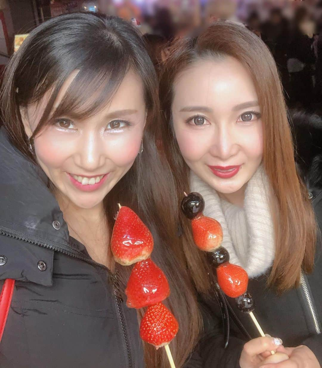 岡村真依さんのインスタグラム写真 - (岡村真依Instagram)「このいちご飴おきにいり🍓💖 ・ たまに見かけてもいちごが小さかったり🥺この大きさのいちご飴がいいな❤️❤️❤️ ・ #いちご　#いちご飴　#ビタミン　#美容 #新大久保 #koreantown #strawberry #🍓」2月4日 16時55分 - maimai_maai