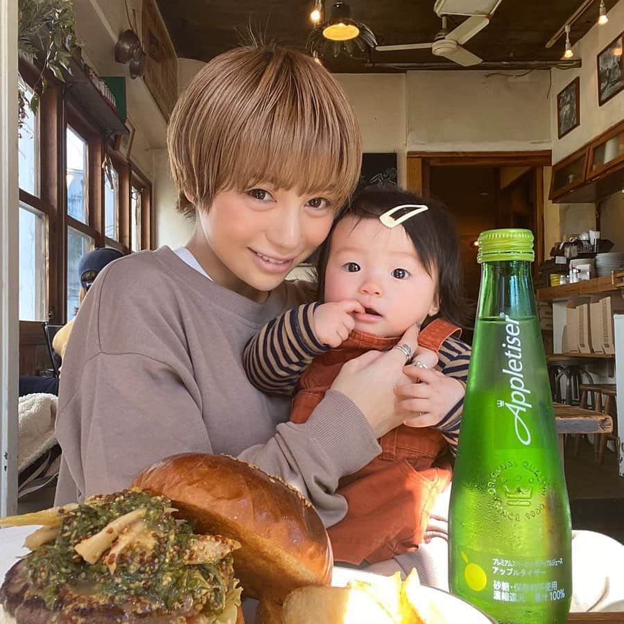 長谷川あやさんのインスタグラム写真 - (長谷川あやInstagram)「🍔🍔🍔 #cafe#pr#yoyogi#appletiser#lunch#hamburger #arms#砂糖不使用#ノンアルコール#アップルタイザー#アップルタイザーカフェ部#あや飯 @appletiser_japan ・ ・ ・ 「わたしも食べたいな〜」の小夏と共に 先日お邪魔した『ARMS』さん👧✌️💓 （前髪切る前懐かしい、、、笑） ・ 今回オーダーしたのは 私の好きがつまりまくってるので見逃せなかった セロリ＆ハニーマスタードソースバーガーを 🤤‼️‼️ ・ ハニーマスタードソースに しっかり漬け込まれたセロリと ハンバーガーが絶妙にマッチ💛 ・ ほどよい甘みと炭酸で アップルタイザーとの相性も ぴったりでした😋✌️✨ ・ 📝 ARMS（代々木公園） 03-3466-5970」2月4日 17時00分 - ayasuke_0516