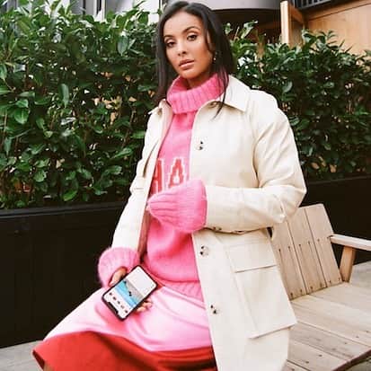 ハウスオブホランドさんのインスタグラム写真 - (ハウスオブホランドInstagram)「Maya Jama giving us serious business casual feels (whilst checking her insta 👀) in her Chaos jumper and Panelled skirt from our #resort20 collection.  Styled by: @alizedemange ❤️」2月5日 2時52分 - houseofholland