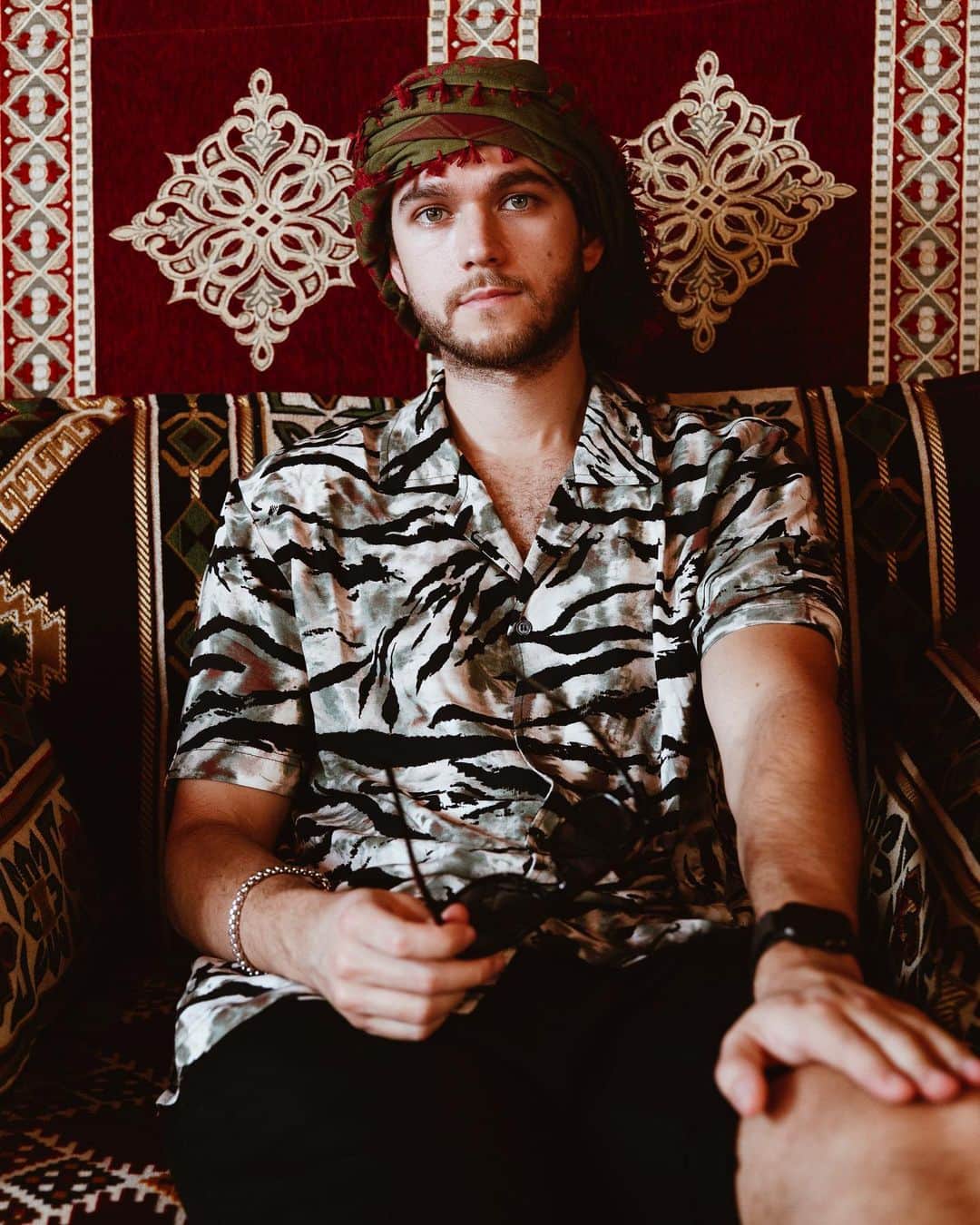 ゼッドのインスタグラム：「Why don't you just meet me in the Middle East?」