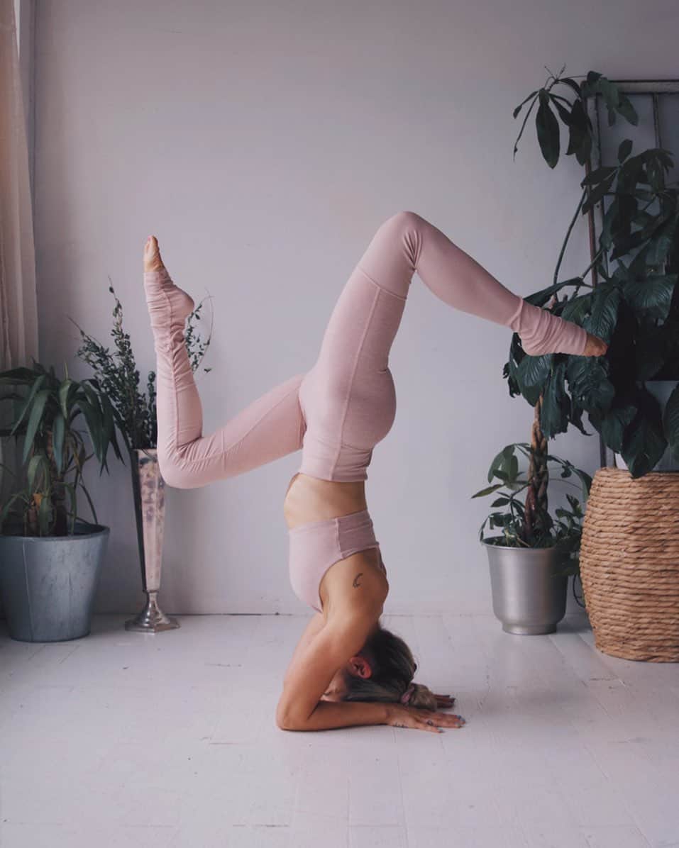 Kalyn Nicholsonのインスタグラム：「riding a deep Tuesday wave real quick but I’ve been thinking a lot about the balance between peace and power, not only as an individual but even on a global level. For instance why is it that we give up our peace of mind in order to find, prove, grow or even just feel our power? Shouldn’t we value peace both internally and for the world over the excessive scale and novelty of which we can do things? Can’t we know and use our power without losing our peace, values or priorities? Where does the pressure to control more and do more come from and at what point do we realize we give up our true power of freedom when we pin our validations and future restoration in chasing it? Anyways if you have thoughts to add to the wave I’d love to hear it and also don’t forget to use today as a perfect excuse to eat some tacos 🌮  snapshot: @amandaskuoo yoga fit: @aloyoga ✨」
