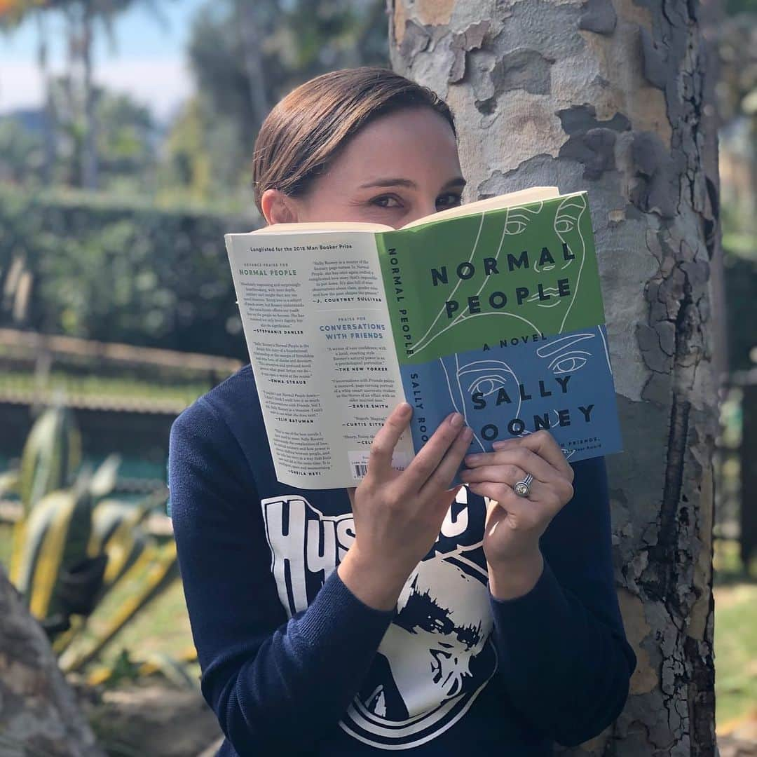 ナタリー・ポートマンさんのインスタグラム写真 - (ナタリー・ポートマンInstagram)「So many friends have told me to read Normal People, so here it goes. If you haven’t yet read it, read with me and let me know what you think? #FebruaryBookPick #WhatNatReads」2月5日 2時54分 - natalieportman