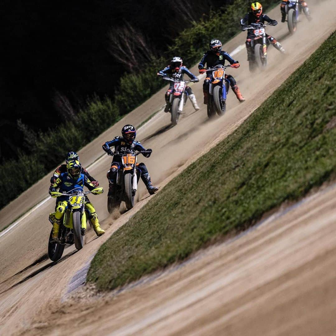 バレンティーノ・ロッシさんのインスタグラム写真 - (バレンティーノ・ロッシInstagram)「Grandi traversi e lotta dura sabato al Ranch  Great slide and hard battle at the MotoRanch @vr46ridersacademyofficial 📸 @camilss」2月5日 2時55分 - valeyellow46