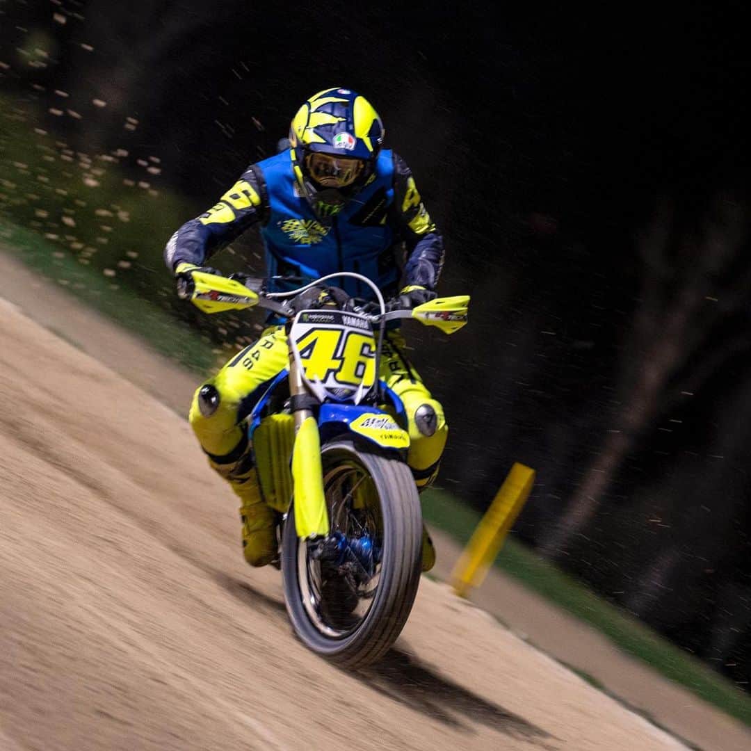 バレンティーノ・ロッシのインスタグラム：「Grandi traversi e lotta dura sabato al Ranch  Great slide and hard battle at the MotoRanch @vr46ridersacademyofficial 📸 @camilss」