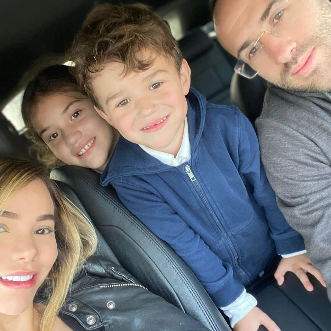 ジェシカ・スターリングのインスタグラム：「Los mejores días son al lado de ellos❤️❤️ #lovemyfamily #thanksgod @d_ospina1」