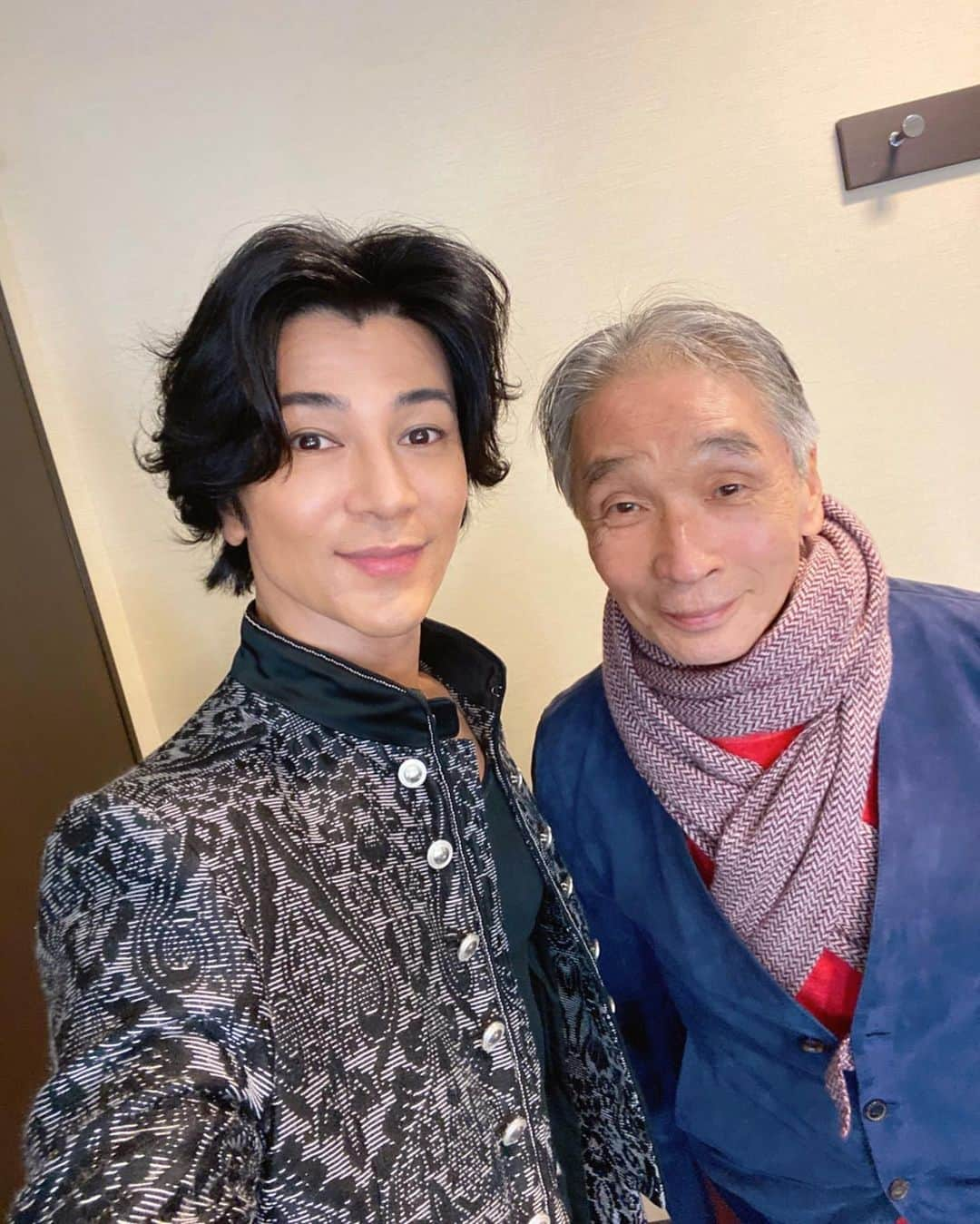 武田真治さんのインスタグラム写真 - (武田真治Instagram)「2020.2.4.NHK#うたコン をご覧頂いた皆様ありがとうございました📺 楽しい時間でした☆ 「#ラブストーリーは突然に」をご一緒させて頂いた#井上芳雄 さんとは去年の舞台#グレートコメット 以来の共演🎤 #田代万里生 くんとのデュエットも素敵でしたね☆ 「異邦人」をご一緒させて頂いた#丘みどり さんのお洋服姿、初めて見たかたも多いのでは？お綺麗です☆ 僕にとって、もはやパワースポットな#天童よしみ さんの歌声、今日も沁みましたぁ~(T-T)  いつも気さくな巨匠#堺正章 さんはリハーサルから現場をこれでもかというほど盛り上げてくれてました💫見習いますっ！　#リトルグリーモンスター の皆さんの楽屋からはずっと笑い声が聴こえてきて、楽しそうだから訪ねみたら、なんとちょっとだけ唄ってくれました🌟 #STU の#瀧野由美子 さんは以前僕のラジオに来てサックスを吹いてくれました🎷上手すぎてビックリ🎵　合唱団の子たち、遊んでくれてありがとう😊お歌めっちゃ素敵でしたよ！！　#うたコン大好きだー、今回もまた格別に楽しい時間でした☆ 本当にありがとうございました٩(^‿^)۶ #武田真治」2月5日 3時25分 - shinji.takeda