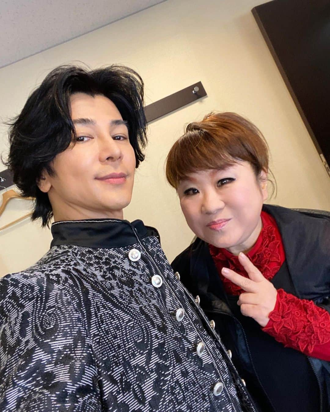 武田真治さんのインスタグラム写真 - (武田真治Instagram)「2020.2.4.NHK#うたコン をご覧頂いた皆様ありがとうございました📺 楽しい時間でした☆ 「#ラブストーリーは突然に」をご一緒させて頂いた#井上芳雄 さんとは去年の舞台#グレートコメット 以来の共演🎤 #田代万里生 くんとのデュエットも素敵でしたね☆ 「異邦人」をご一緒させて頂いた#丘みどり さんのお洋服姿、初めて見たかたも多いのでは？お綺麗です☆ 僕にとって、もはやパワースポットな#天童よしみ さんの歌声、今日も沁みましたぁ~(T-T)  いつも気さくな巨匠#堺正章 さんはリハーサルから現場をこれでもかというほど盛り上げてくれてました💫見習いますっ！　#リトルグリーモンスター の皆さんの楽屋からはずっと笑い声が聴こえてきて、楽しそうだから訪ねみたら、なんとちょっとだけ唄ってくれました🌟 #STU の#瀧野由美子 さんは以前僕のラジオに来てサックスを吹いてくれました🎷上手すぎてビックリ🎵　合唱団の子たち、遊んでくれてありがとう😊お歌めっちゃ素敵でしたよ！！　#うたコン大好きだー、今回もまた格別に楽しい時間でした☆ 本当にありがとうございました٩(^‿^)۶ #武田真治」2月5日 3時25分 - shinji.takeda